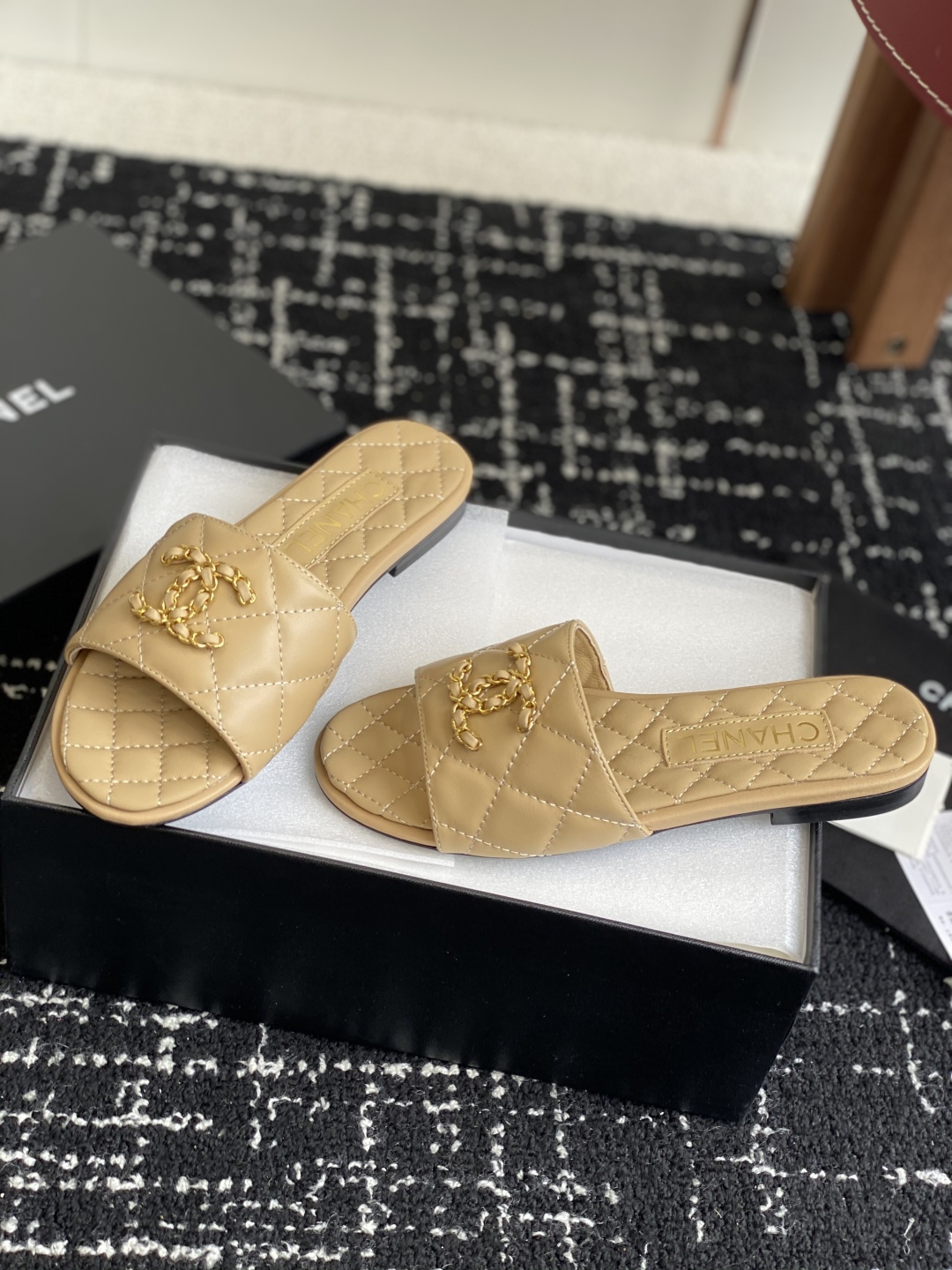 代购级
Chanel 小香 25ss 春夏新品度假 羊皮 懒人拖 

小香的一款全新设计 鞋面搭配双C五