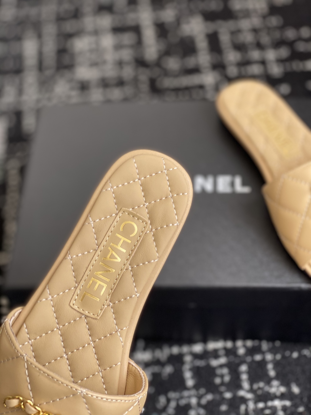 代购级
Chanel 小香 25ss 春夏新品度假 羊皮 懒人拖 

小香的一款全新设计 鞋面搭配双C五