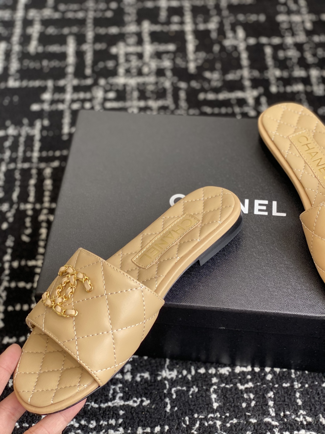 代购级
Chanel 小香 25ss 春夏新品度假 羊皮 懒人拖 

小香的一款全新设计 鞋面搭配双C五