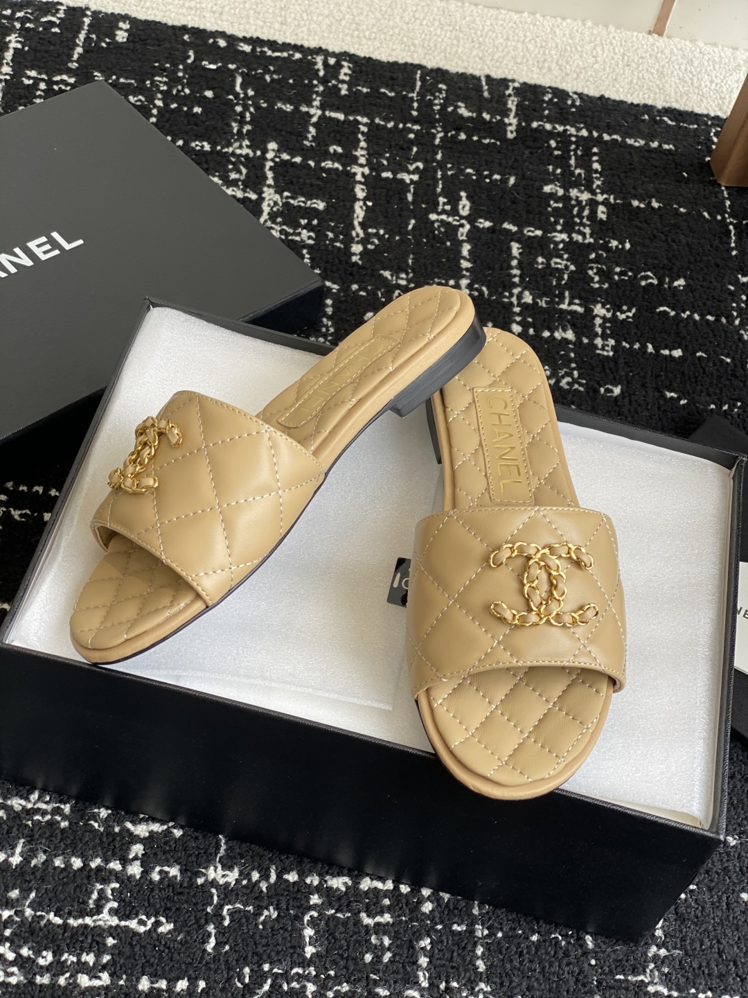 代购级
Chanel 小香 25ss 春夏新品度假 羊皮 懒人拖 

小香的一款全新设计 鞋面搭配双C五