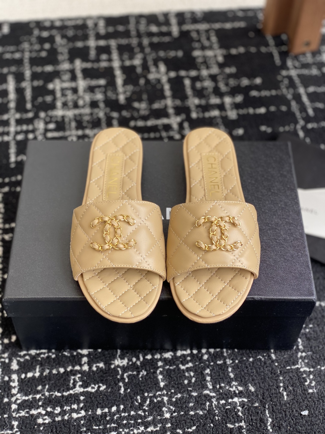 代购级
Chanel 小香 25ss 春夏新品度假 羊皮 懒人拖 

小香的一款全新设计 鞋面搭配双C五