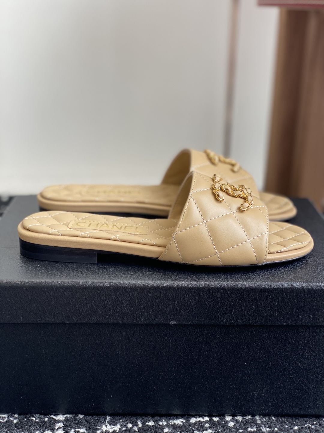 代购级
Chanel 小香 25ss 春夏新品度假 羊皮 懒人拖 

小香的一款全新设计 鞋面搭配双C五