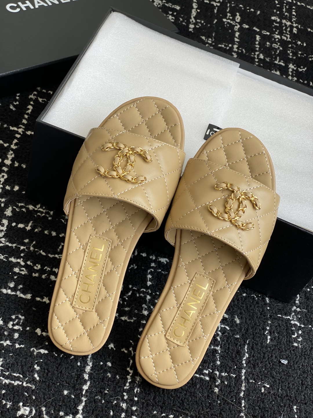 代购级
Chanel 小香 25ss 春夏新品度假 羊皮 懒人拖 

小香的一款全新设计 鞋面搭配双C五