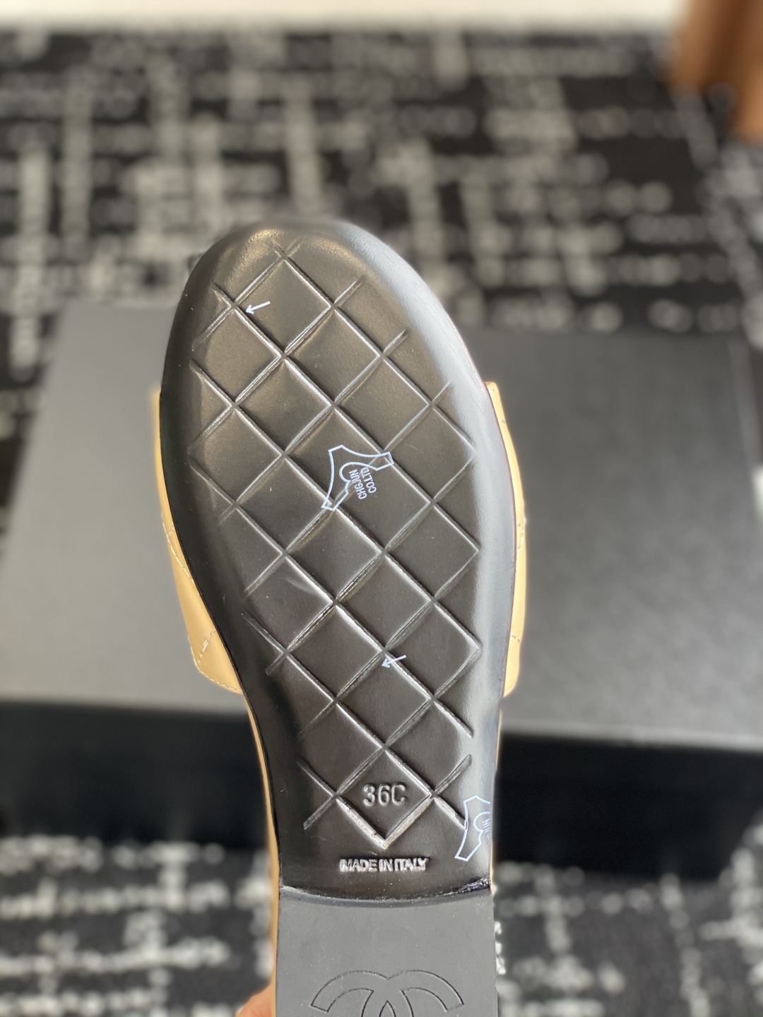 代购级
Chanel 小香 25ss 春夏新品度假 羊皮 懒人拖 

小香的一款全新设计 鞋面搭配双C五