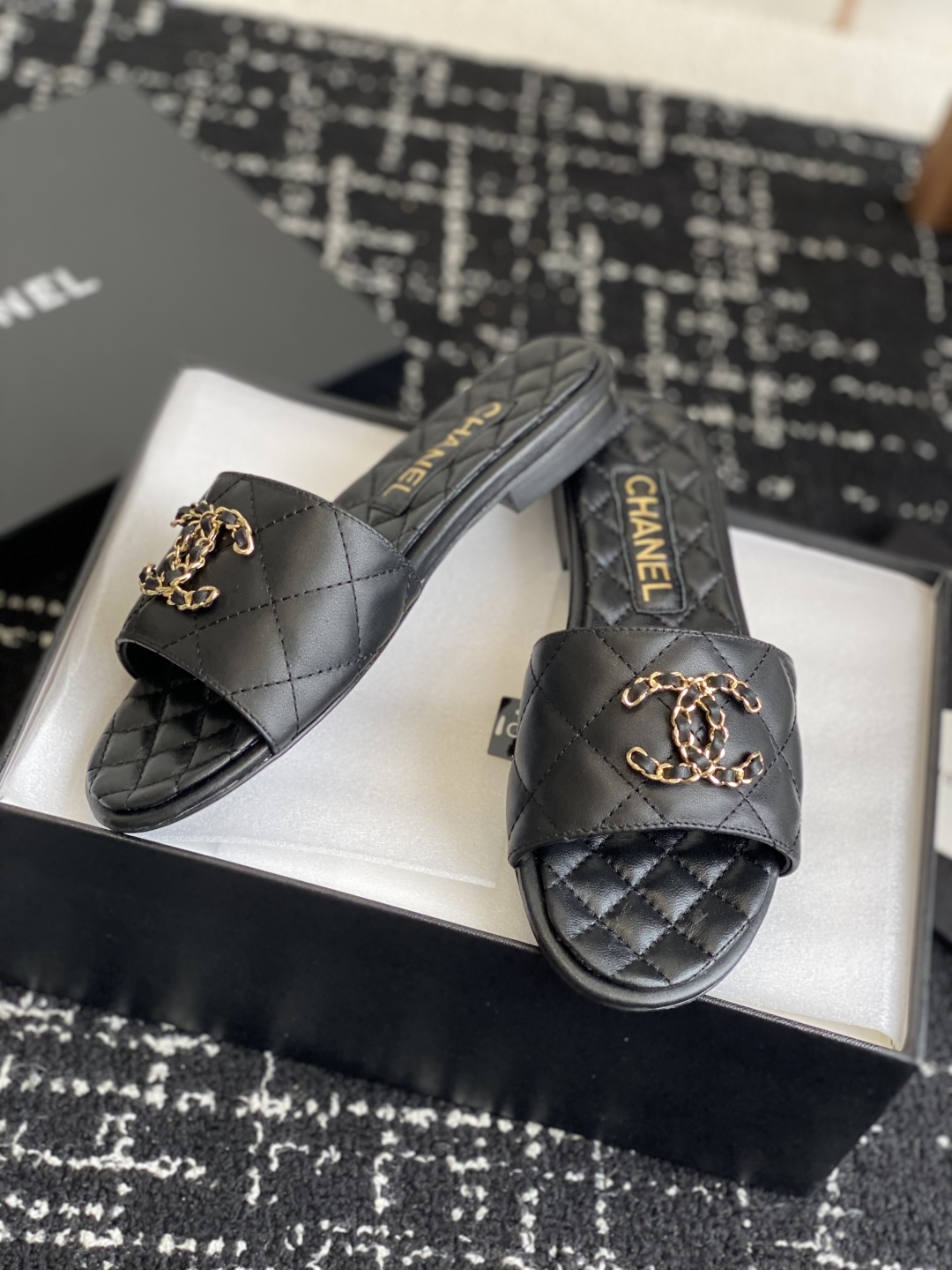 代购级
Chanel 小香 25ss 春夏新品度假 羊皮 懒人拖 

小香的一款全新设计 鞋面搭配双C五