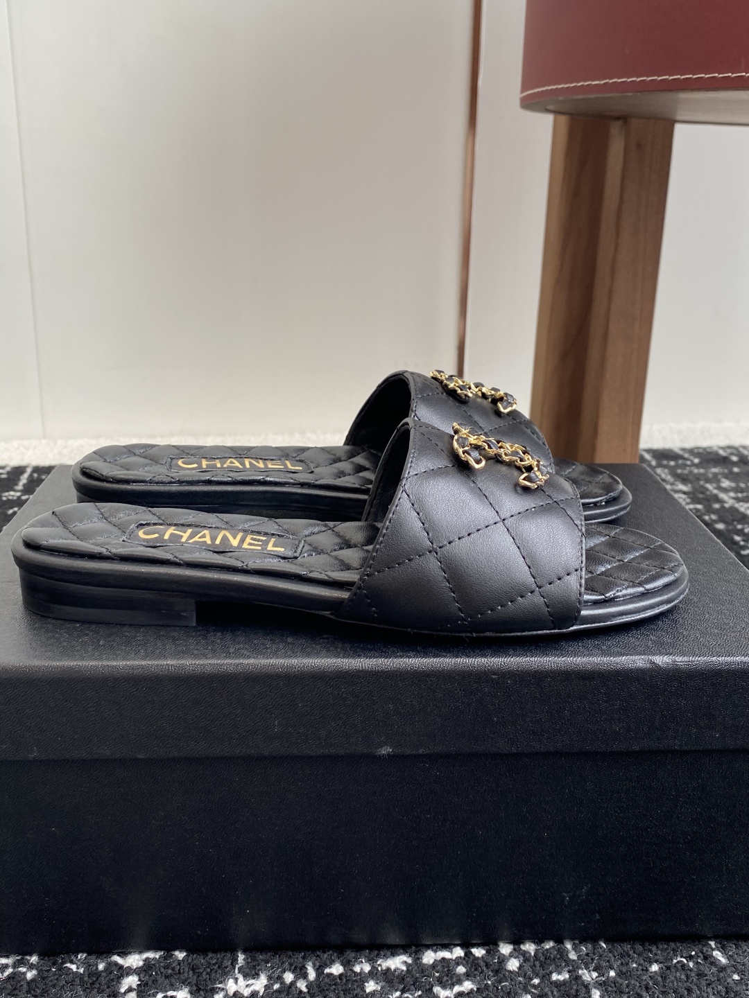 代购级
Chanel 小香 25ss 春夏新品度假 羊皮 懒人拖 

小香的一款全新设计 鞋面搭配双C五