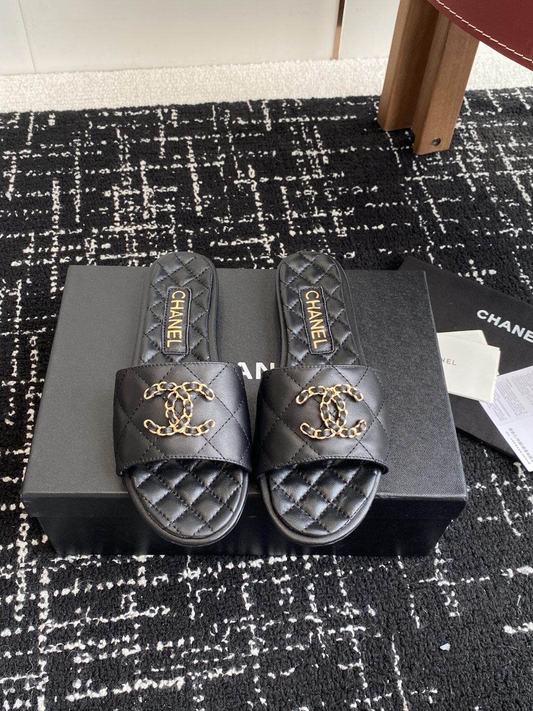 代购级
Chanel 小香 25ss 春夏新品度假 羊皮 懒人拖 

小香的一款全新设计 鞋面搭配双C五