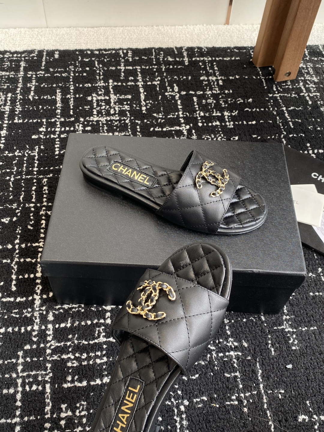 代购级
Chanel 小香 25ss 春夏新品度假 羊皮 懒人拖 

小香的一款全新设计 鞋面搭配双C五
