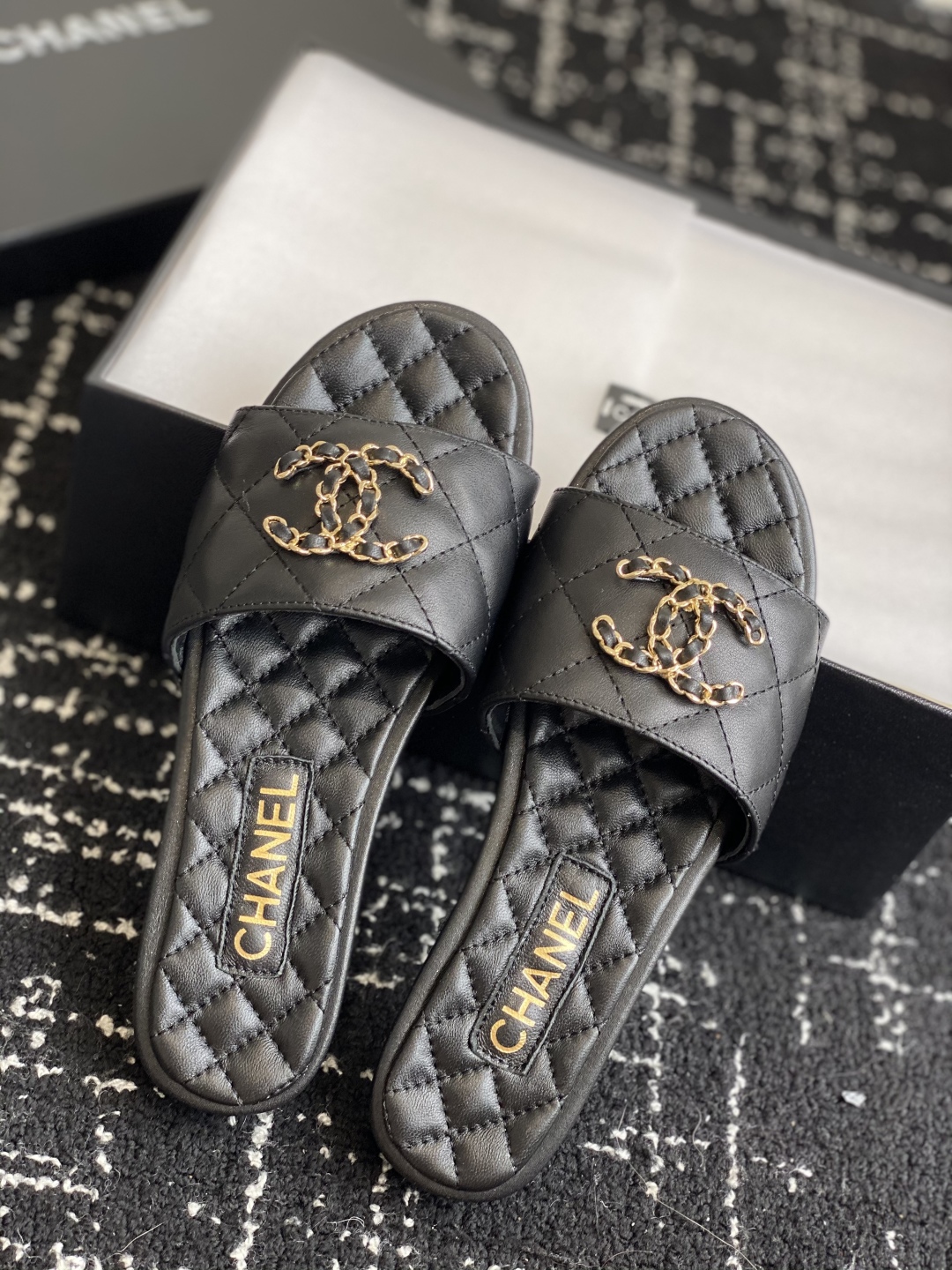 代购级
Chanel 小香 25ss 春夏新品度假 羊皮 懒人拖 

小香的一款全新设计 鞋面搭配双C五