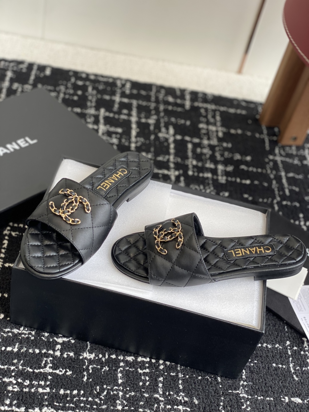 代购级
Chanel 小香 25ss 春夏新品度假 羊皮 懒人拖 

小香的一款全新设计 鞋面搭配双C五