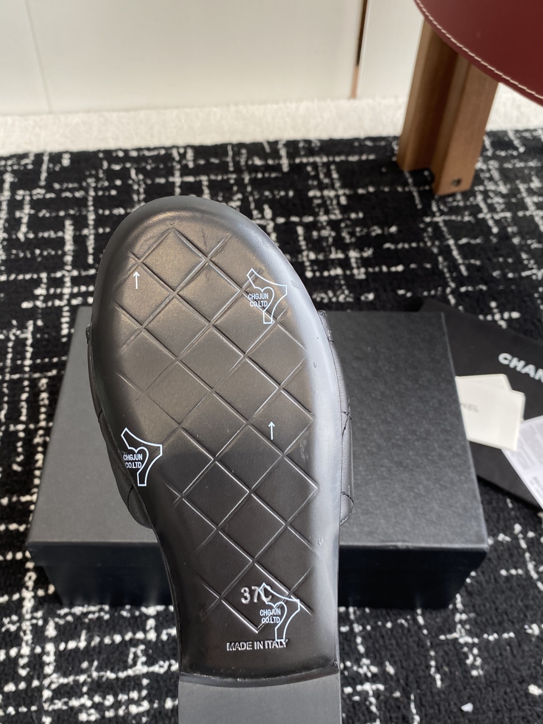 代购级
Chanel 小香 25ss 春夏新品度假 羊皮 懒人拖 

小香的一款全新设计 鞋面搭配双C五