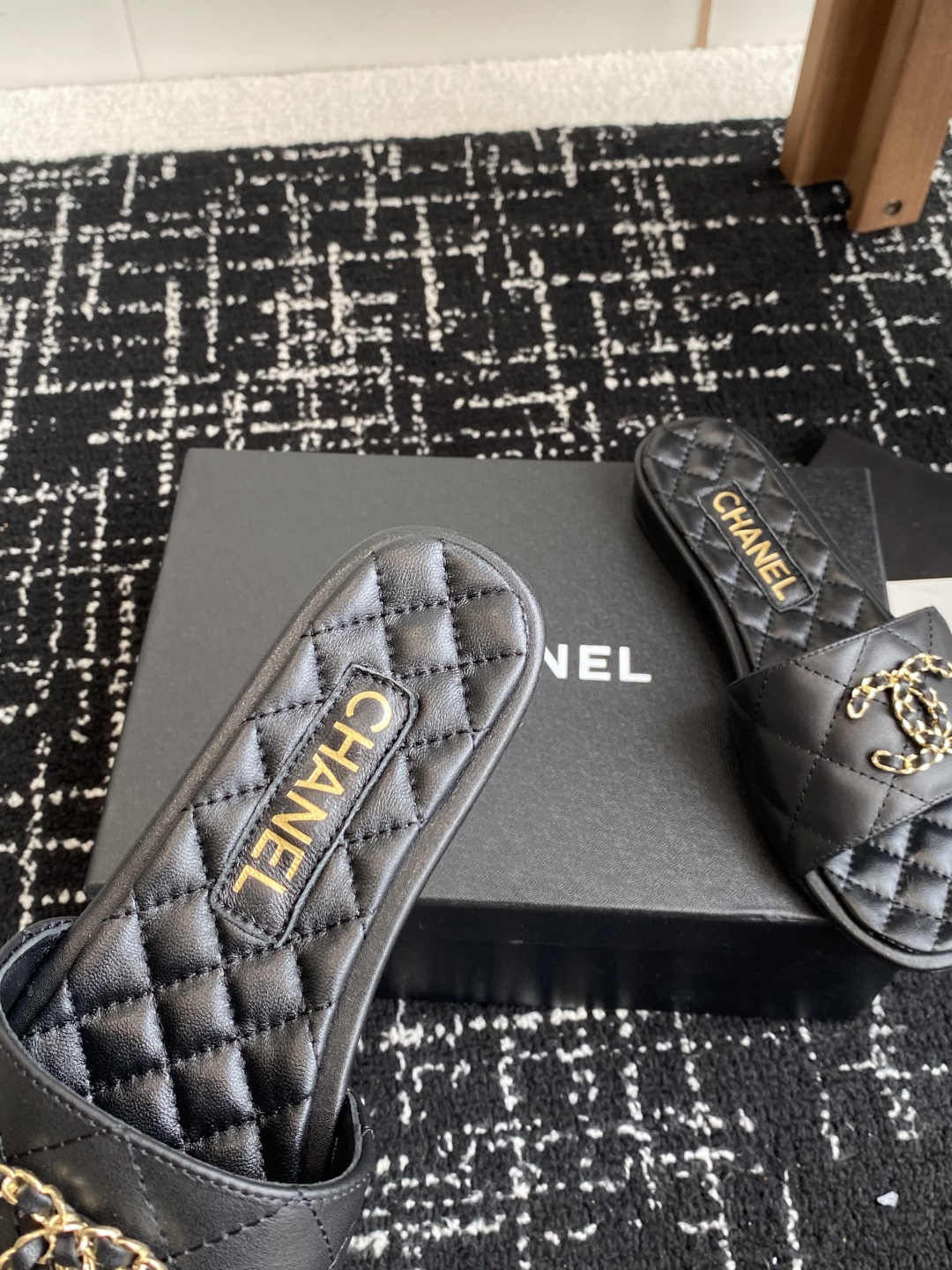 代购级
Chanel 小香 25ss 春夏新品度假 羊皮 懒人拖 

小香的一款全新设计 鞋面搭配双C五