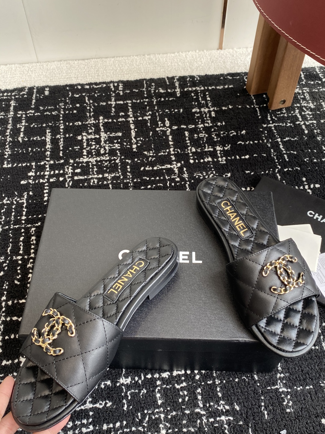 代购级
Chanel 小香 25ss 春夏新品度假 羊皮 懒人拖 

小香的一款全新设计 鞋面搭配双C五
