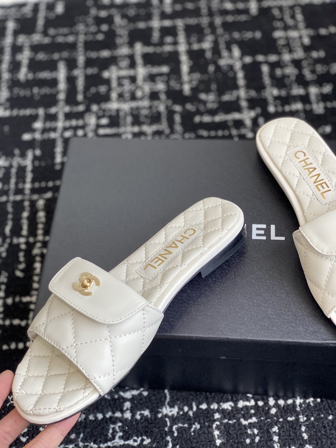 代购级
Chanel 小香 25ss 春夏新品度假 羊皮 懒人拖 

小香的一款全新设计 鞋面搭配双C五