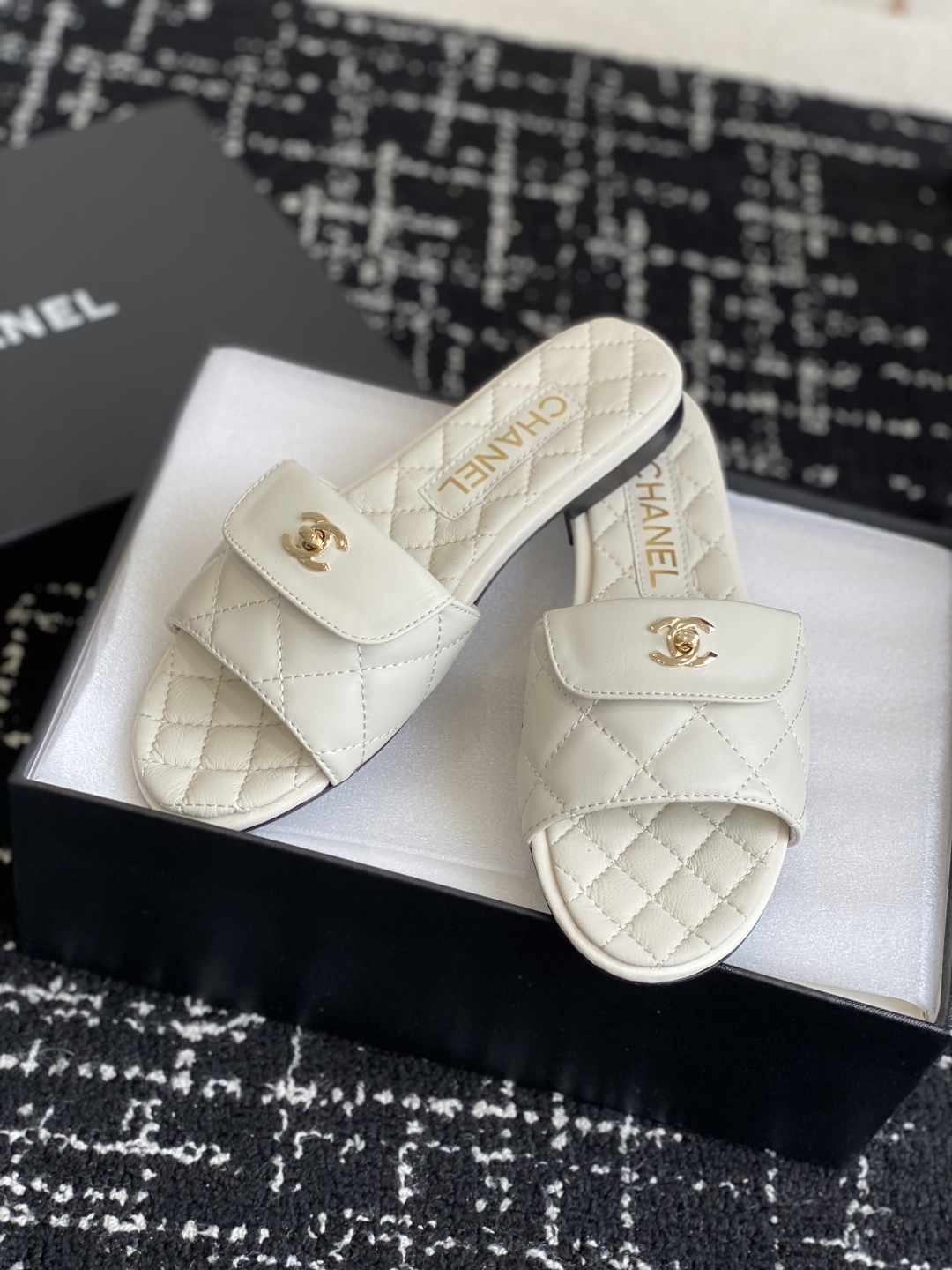 代购级
Chanel 小香 25ss 春夏新品度假 羊皮 懒人拖 

小香的一款全新设计 鞋面搭配双C五