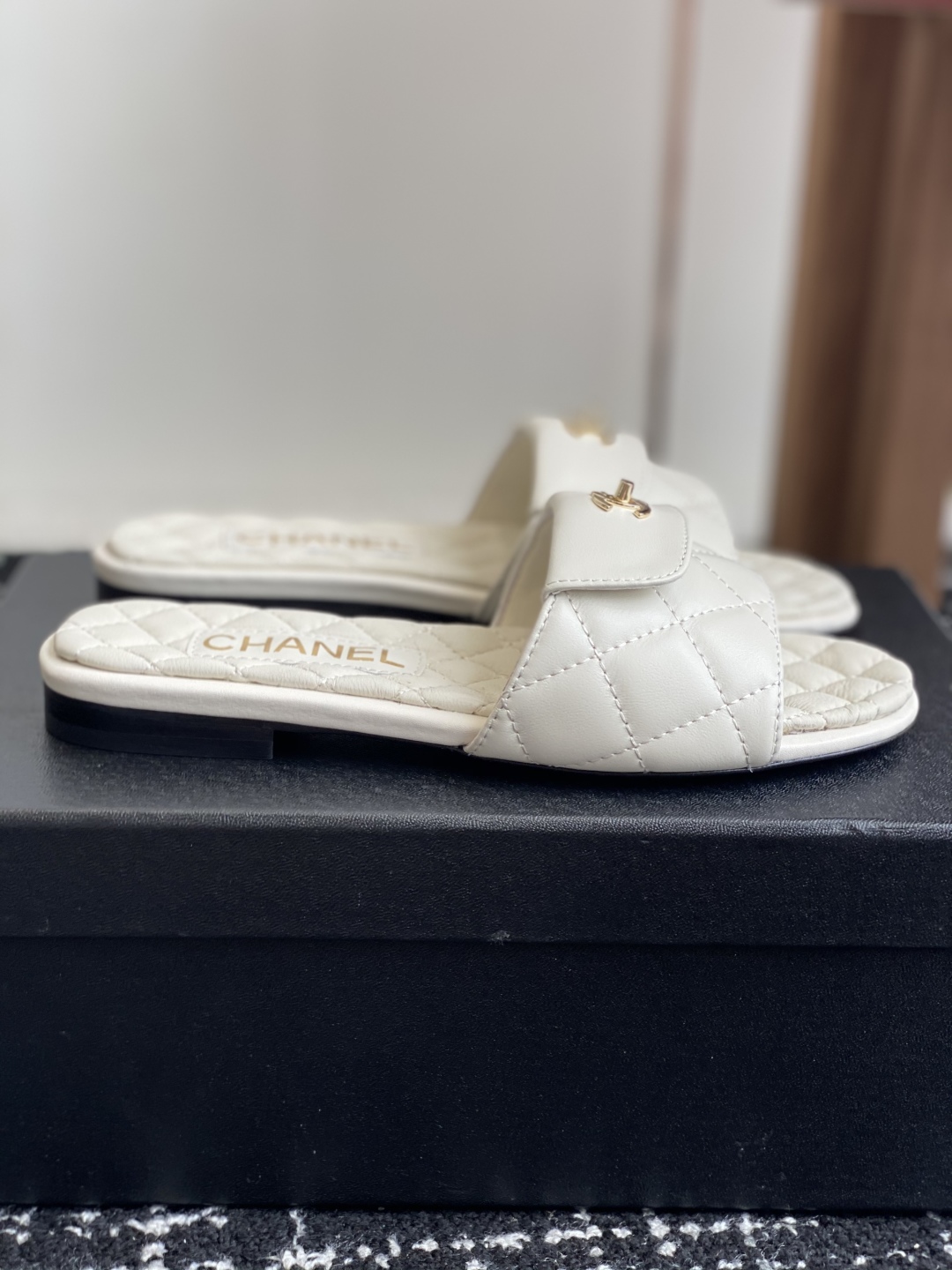 代购级
Chanel 小香 25ss 春夏新品度假 羊皮 懒人拖 

小香的一款全新设计 鞋面搭配双C五