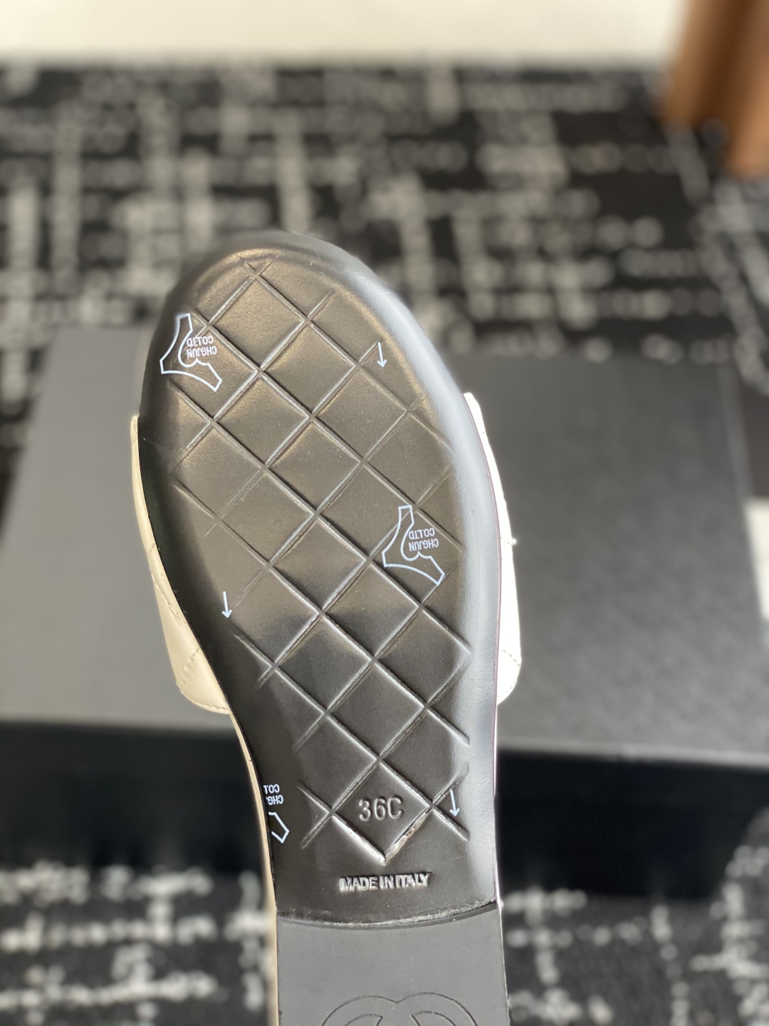 代购级
Chanel 小香 25ss 春夏新品度假 羊皮 懒人拖 

小香的一款全新设计 鞋面搭配双C五