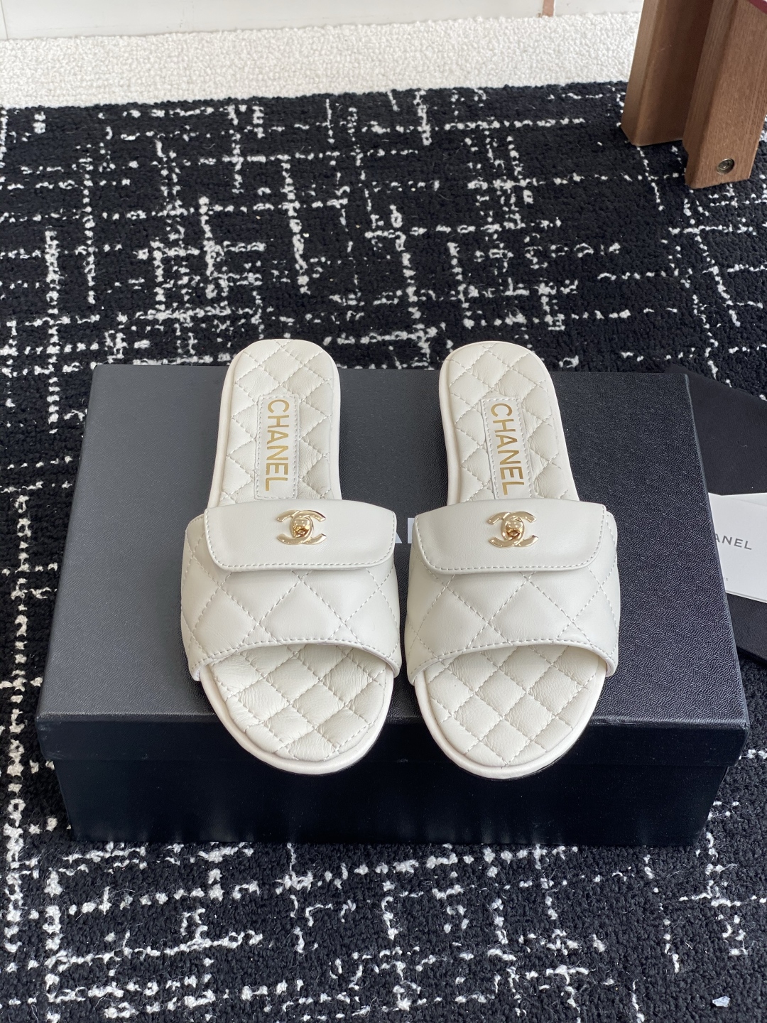 代购级
Chanel 小香 25ss 春夏新品度假 羊皮 懒人拖 

小香的一款全新设计 鞋面搭配双C五