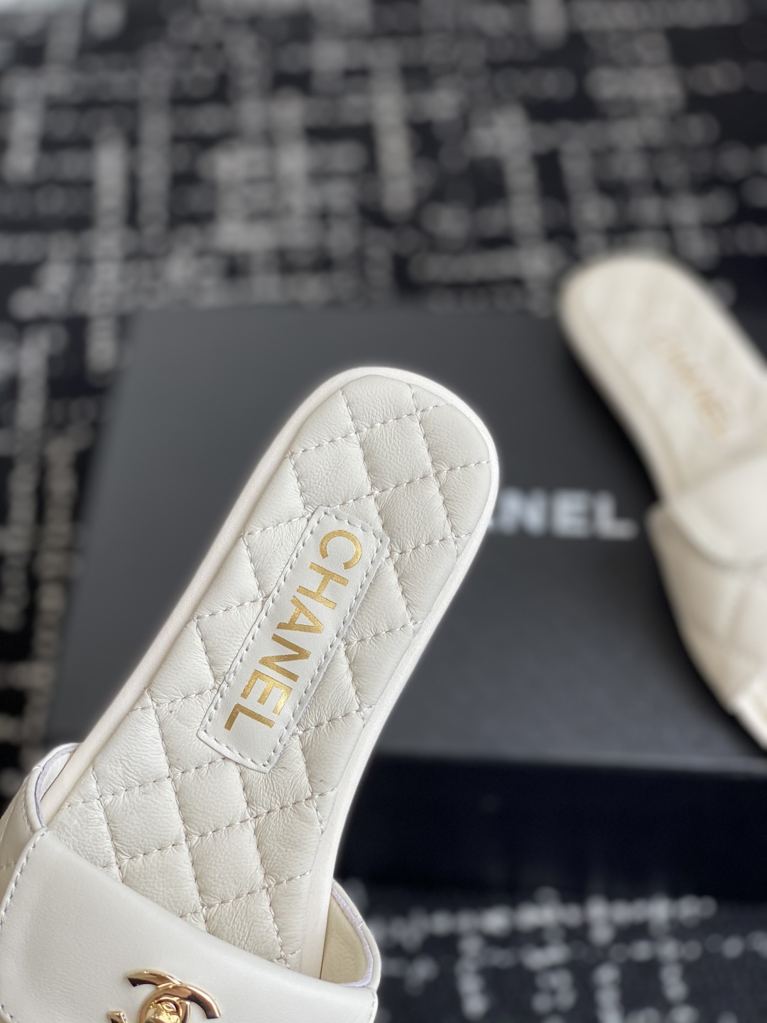 代购级
Chanel 小香 25ss 春夏新品度假 羊皮 懒人拖 

小香的一款全新设计 鞋面搭配双C五