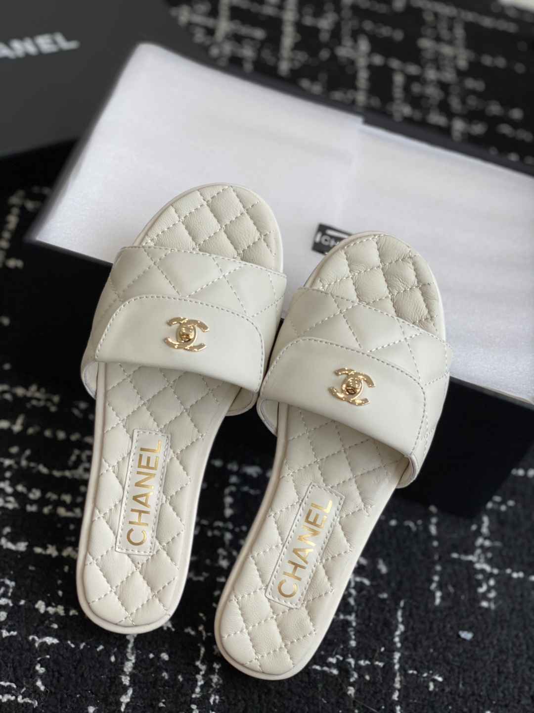 代购级
Chanel 小香 25ss 春夏新品度假 羊皮 懒人拖 

小香的一款全新设计 鞋面搭配双C五