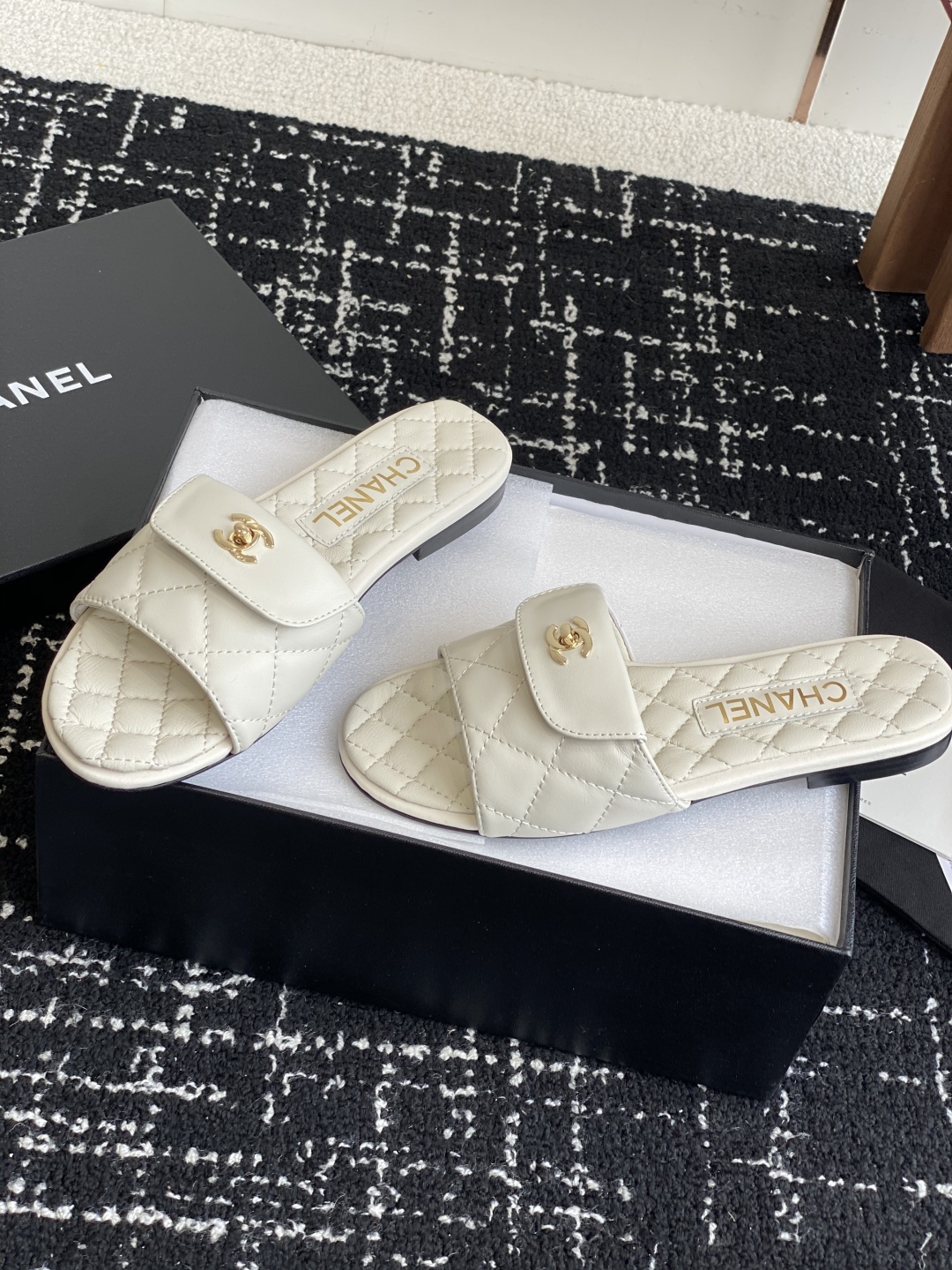 代购级
Chanel 小香 25ss 春夏新品度假 羊皮 懒人拖 

小香的一款全新设计 鞋面搭配双C五