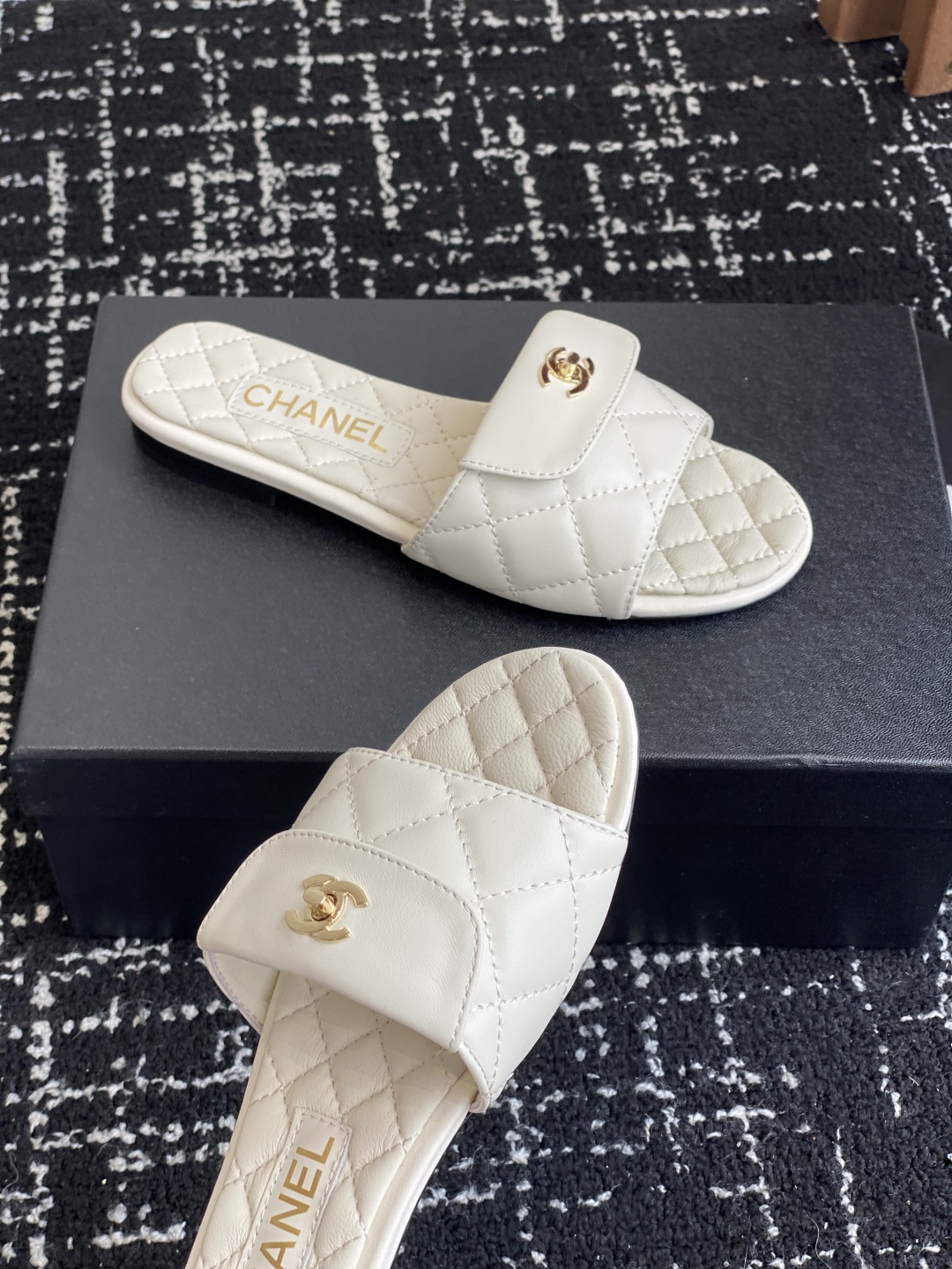 代购级
Chanel 小香 25ss 春夏新品度假 羊皮 懒人拖 

小香的一款全新设计 鞋面搭配双C五