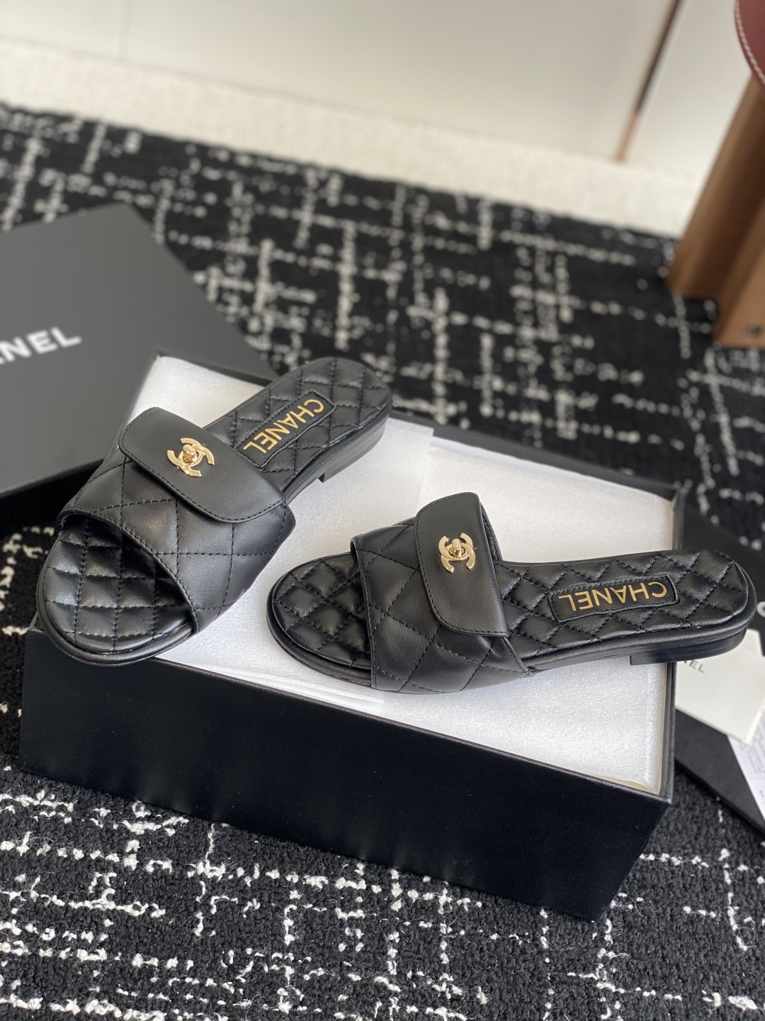 代购级
Chanel 小香 25ss 春夏新品度假 羊皮 懒人拖 

小香的一款全新设计 鞋面搭配双C五