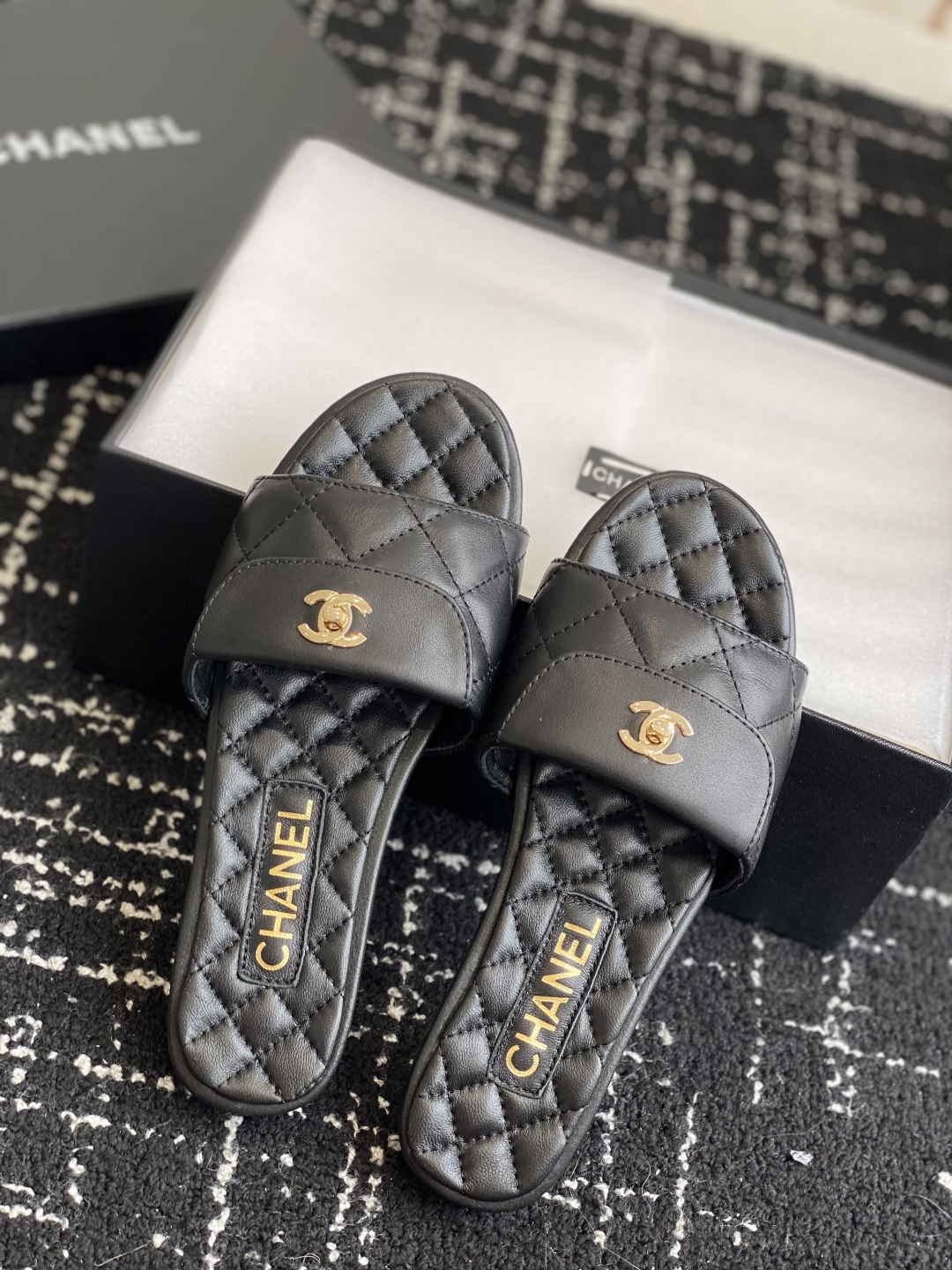 代购级
Chanel 小香 25ss 春夏新品度假 羊皮 懒人拖 

小香的一款全新设计 鞋面搭配双C五