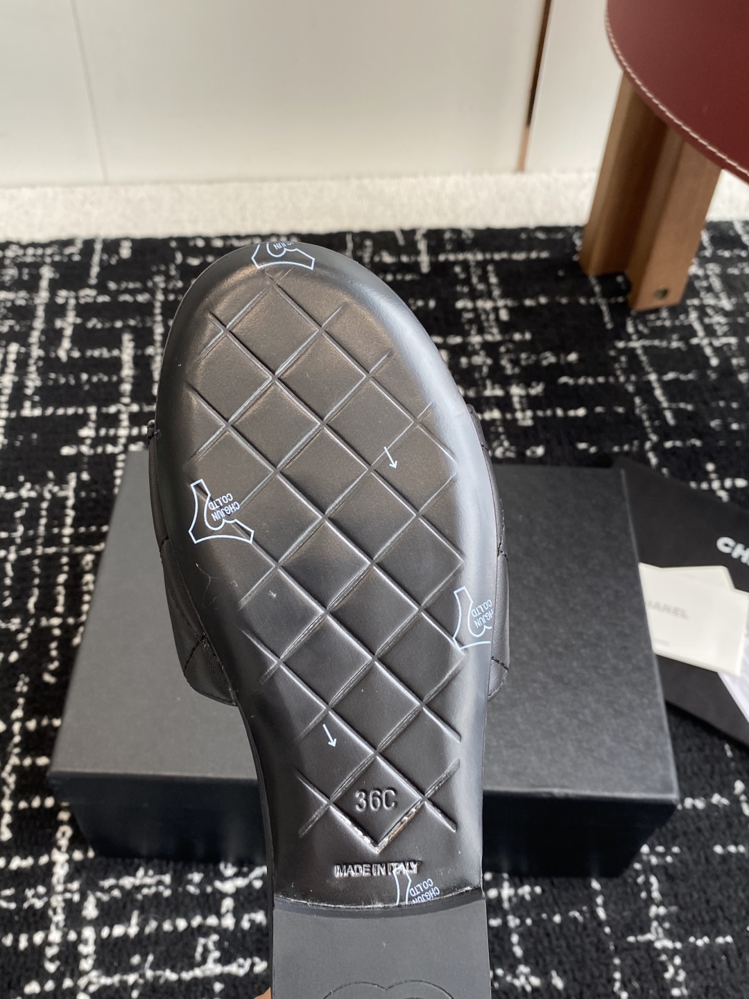 代购级
Chanel 小香 25ss 春夏新品度假 羊皮 懒人拖 

小香的一款全新设计 鞋面搭配双C五
