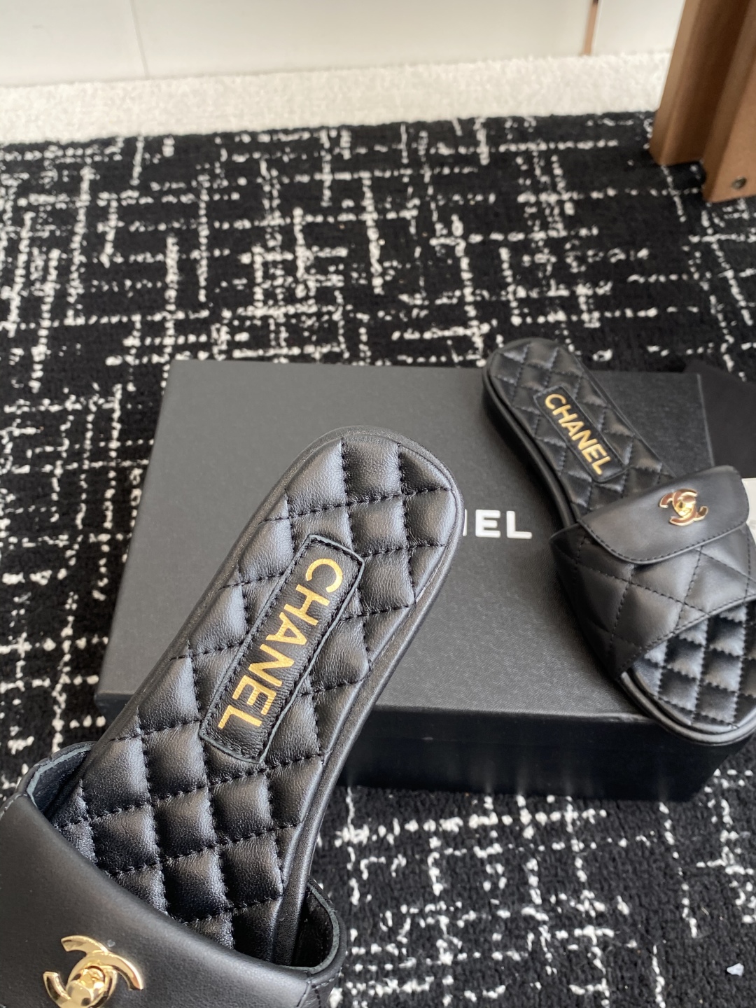 代购级
Chanel 小香 25ss 春夏新品度假 羊皮 懒人拖 

小香的一款全新设计 鞋面搭配双C五