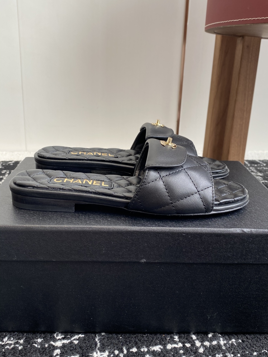 代购级
Chanel 小香 25ss 春夏新品度假 羊皮 懒人拖 

小香的一款全新设计 鞋面搭配双C五