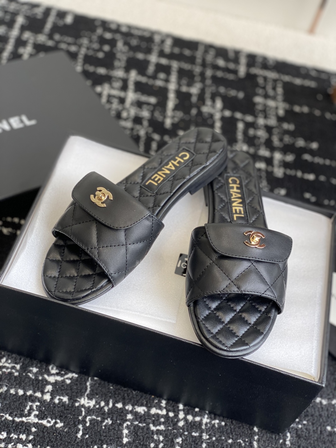 代购级
Chanel 小香 25ss 春夏新品度假 羊皮 懒人拖 

小香的一款全新设计 鞋面搭配双C五