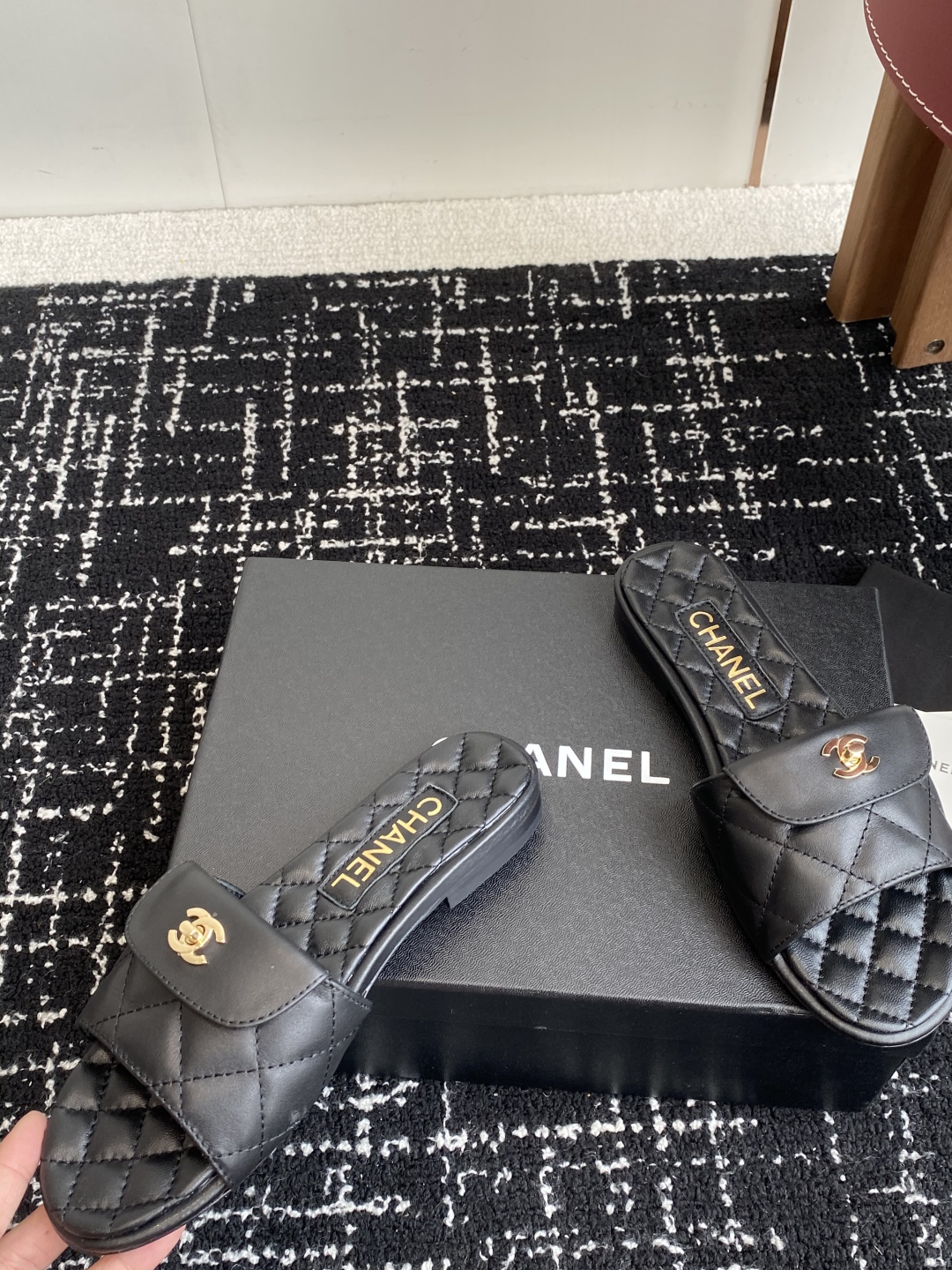 代购级
Chanel 小香 25ss 春夏新品度假 羊皮 懒人拖 

小香的一款全新设计 鞋面搭配双C五