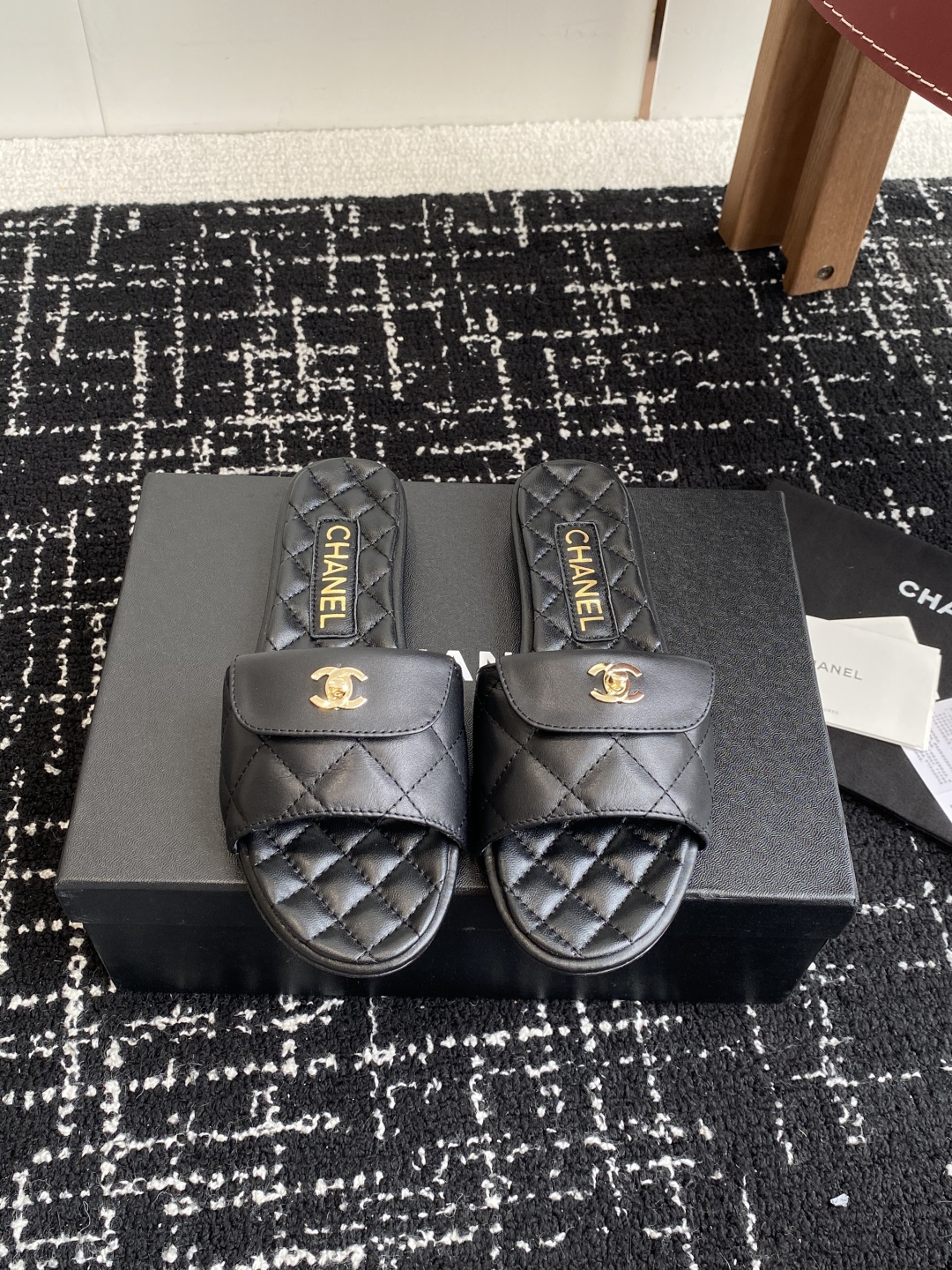 代购级
Chanel 小香 25ss 春夏新品度假 羊皮 懒人拖 

小香的一款全新设计 鞋面搭配双C五