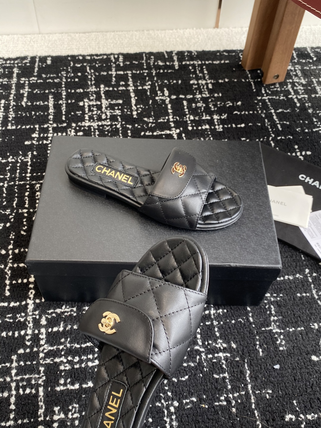 代购级
Chanel 小香 25ss 春夏新品度假 羊皮 懒人拖 

小香的一款全新设计 鞋面搭配双C五