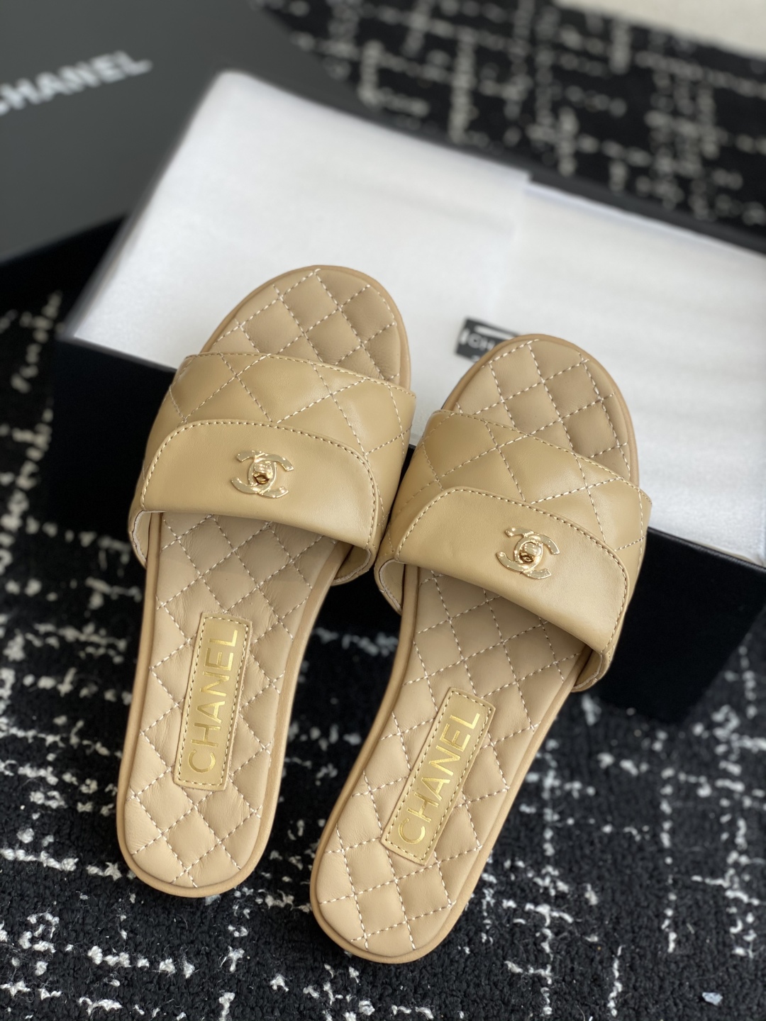代购级
Chanel 小香 25ss 春夏新品度假 羊皮 懒人拖 

小香的一款全新设计 鞋面搭配双C五