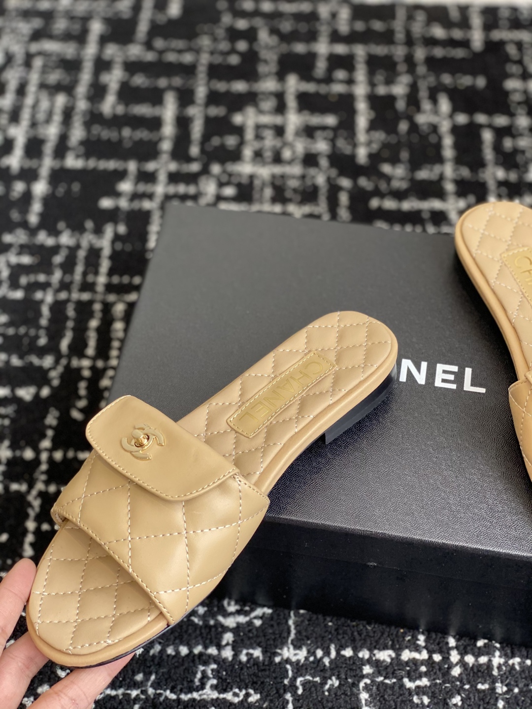 代购级
Chanel 小香 25ss 春夏新品度假 羊皮 懒人拖 

小香的一款全新设计 鞋面搭配双C五