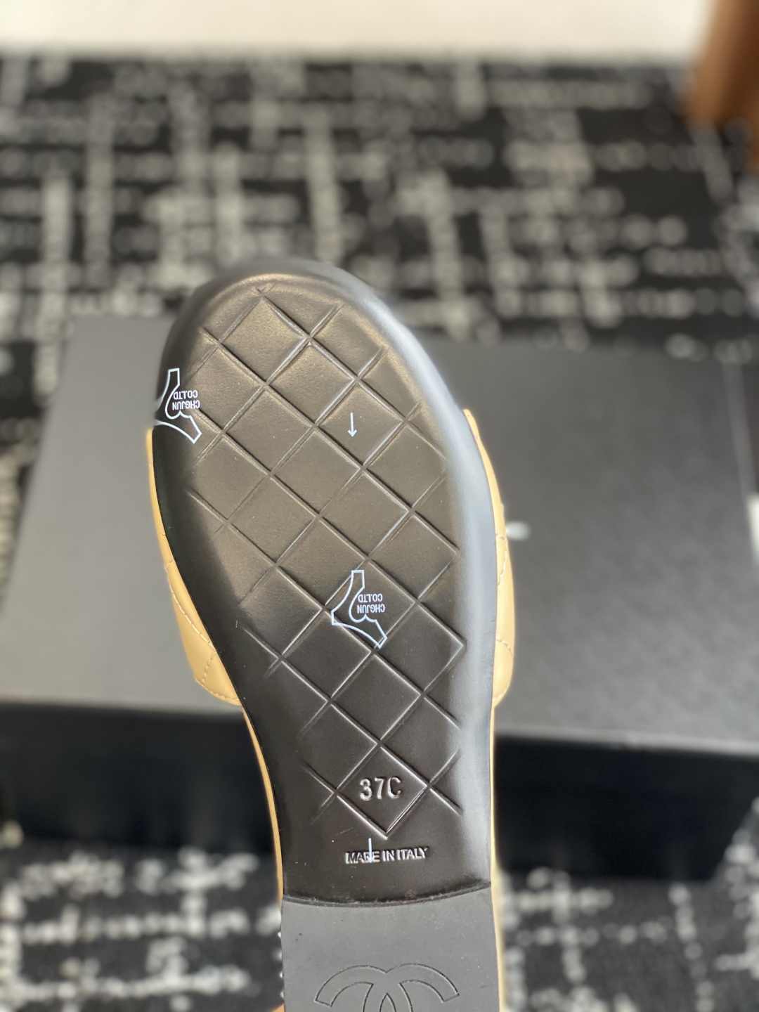 代购级
Chanel 小香 25ss 春夏新品度假 羊皮 懒人拖 

小香的一款全新设计 鞋面搭配双C五