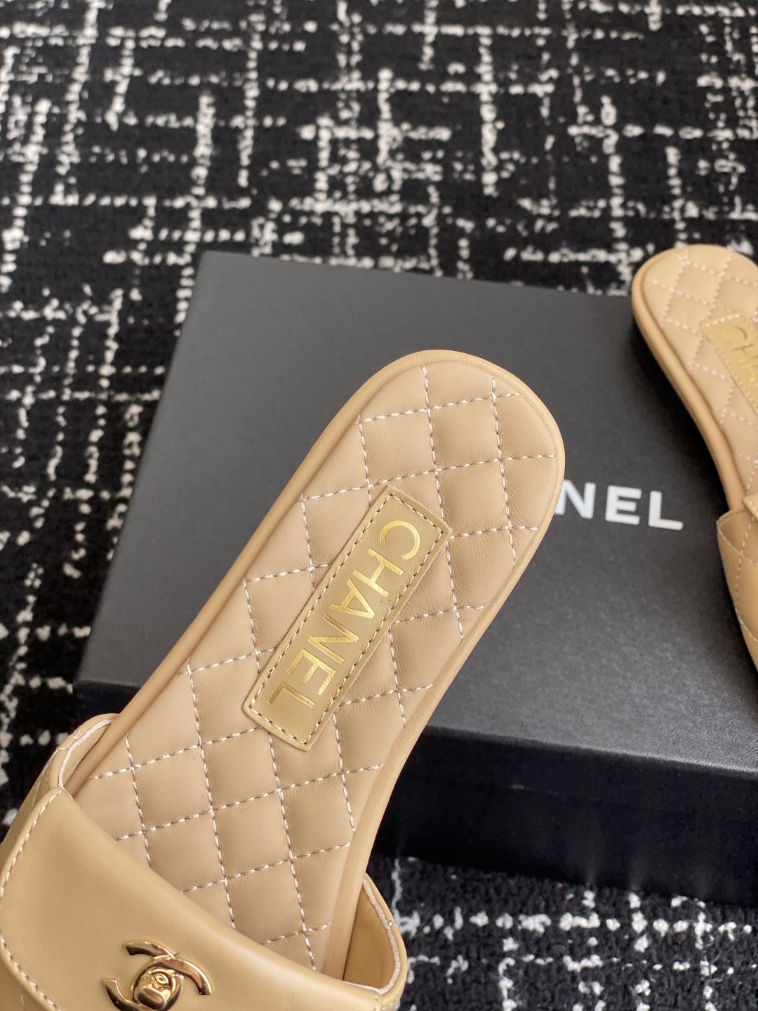 代购级
Chanel 小香 25ss 春夏新品度假 羊皮 懒人拖 

小香的一款全新设计 鞋面搭配双C五