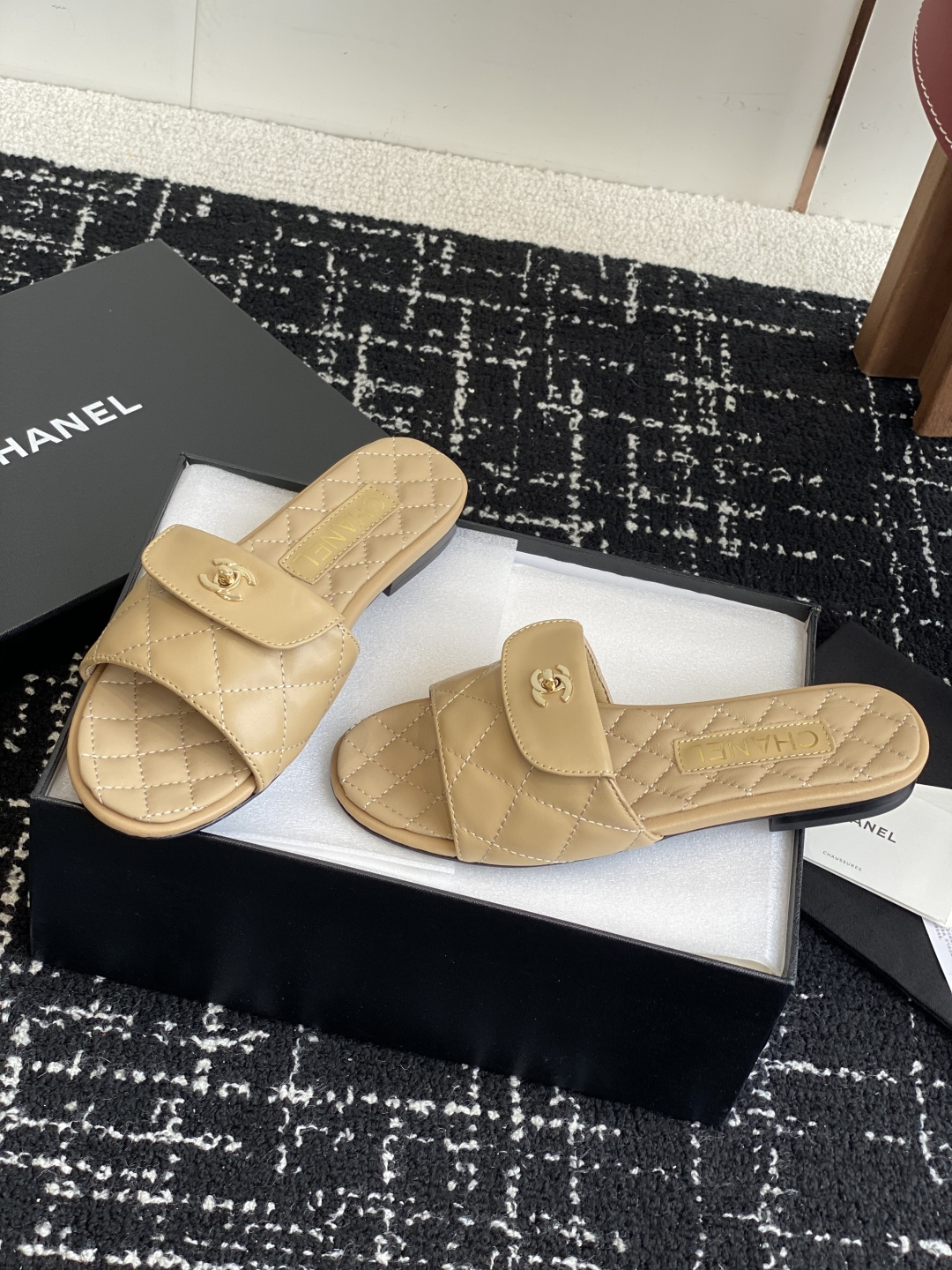 代购级
Chanel 小香 25ss 春夏新品度假 羊皮 懒人拖 

小香的一款全新设计 鞋面搭配双C五
