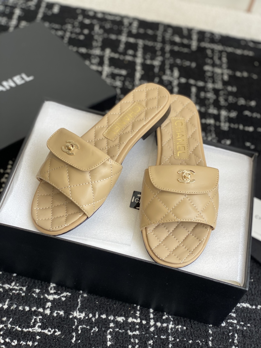 代购级
Chanel 小香 25ss 春夏新品度假 羊皮 懒人拖 

小香的一款全新设计 鞋面搭配双C五