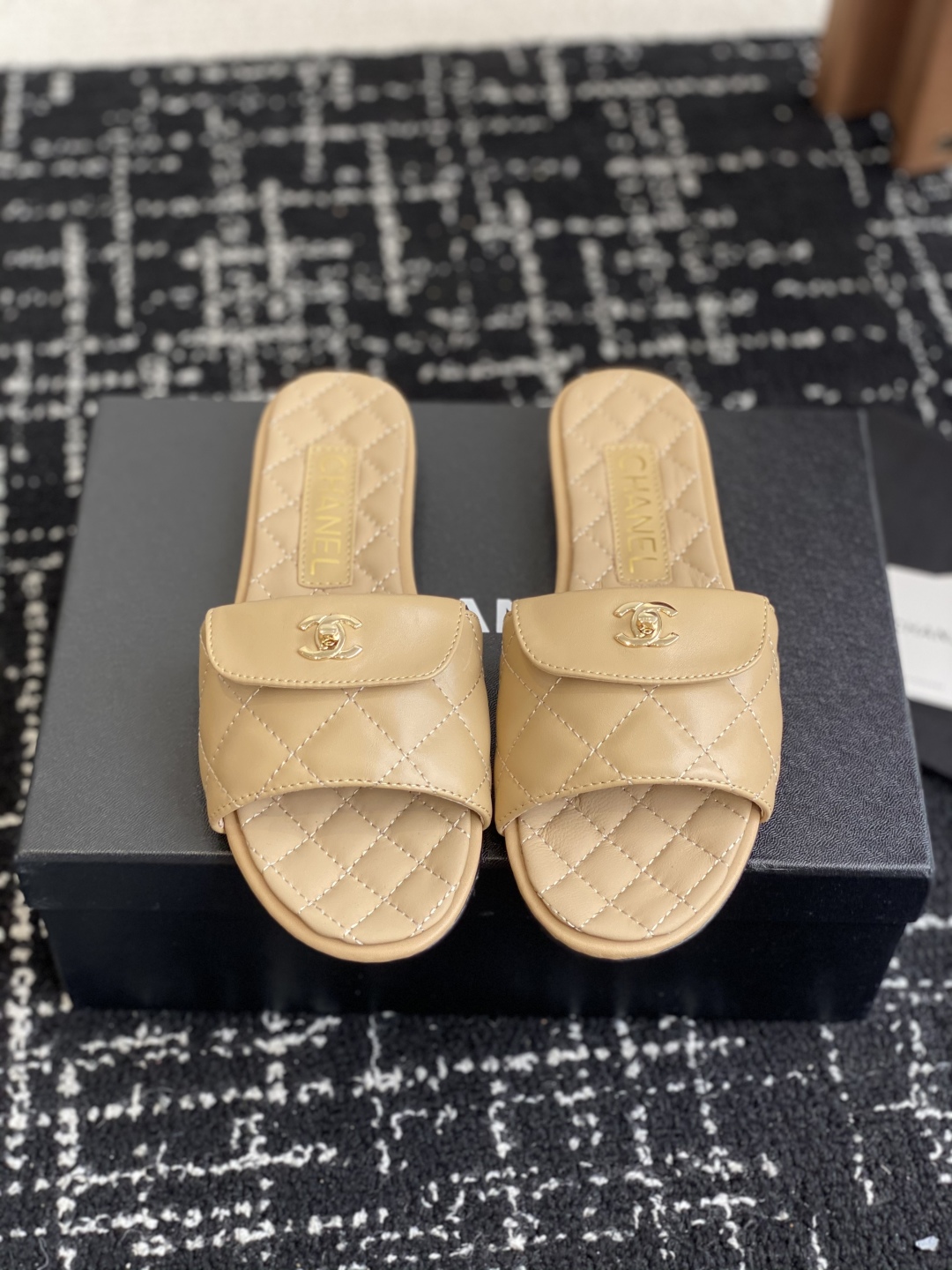 代购级
Chanel 小香 25ss 春夏新品度假 羊皮 懒人拖 

小香的一款全新设计 鞋面搭配双C五