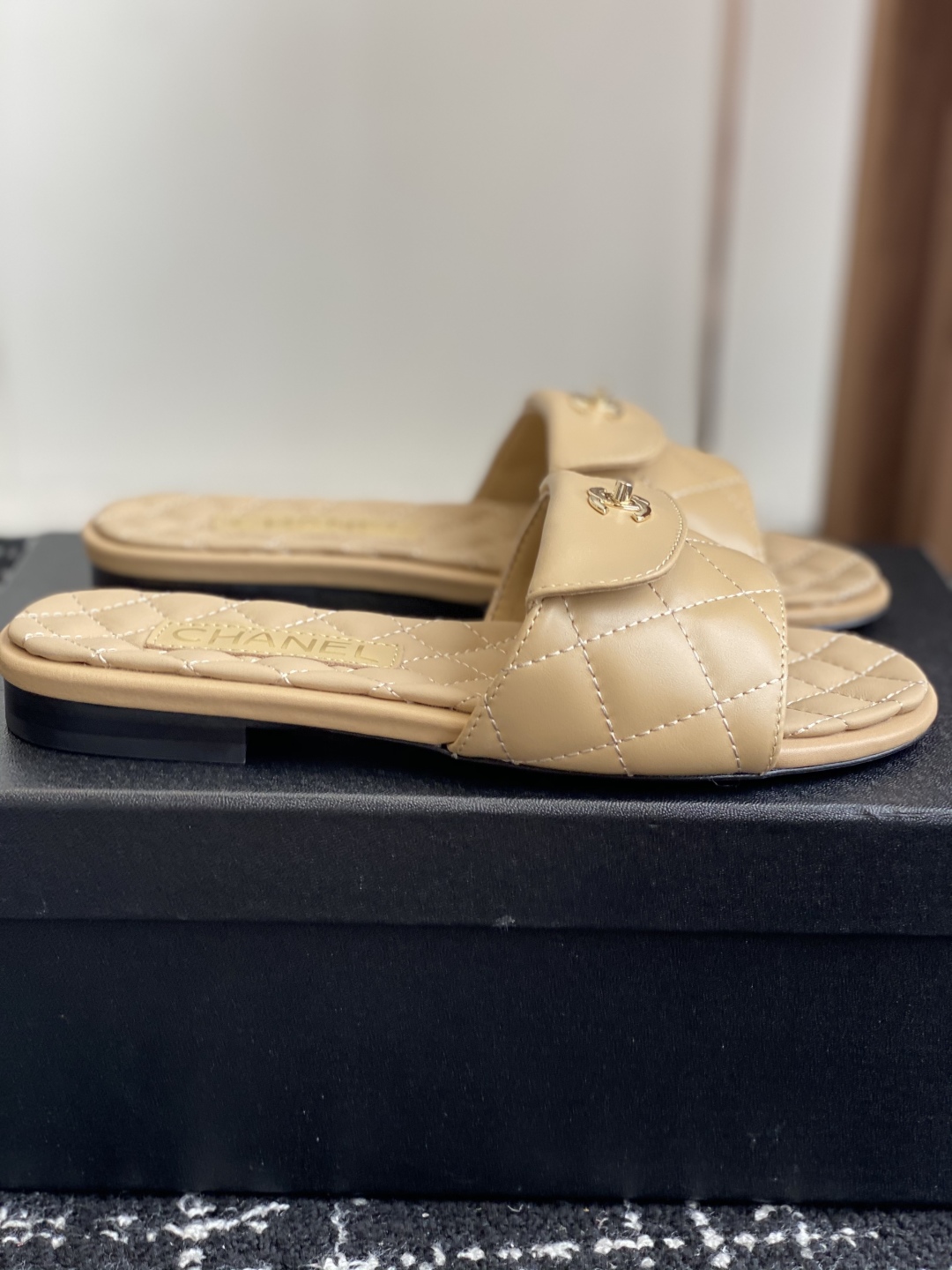 代购级
Chanel 小香 25ss 春夏新品度假 羊皮 懒人拖 

小香的一款全新设计 鞋面搭配双C五