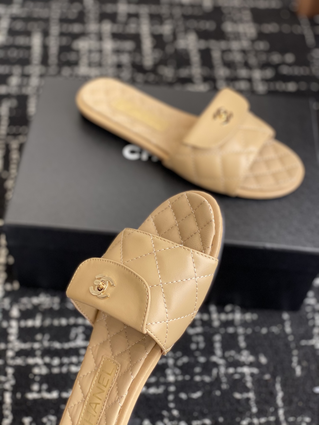 代购级
Chanel 小香 25ss 春夏新品度假 羊皮 懒人拖 

小香的一款全新设计 鞋面搭配双C五