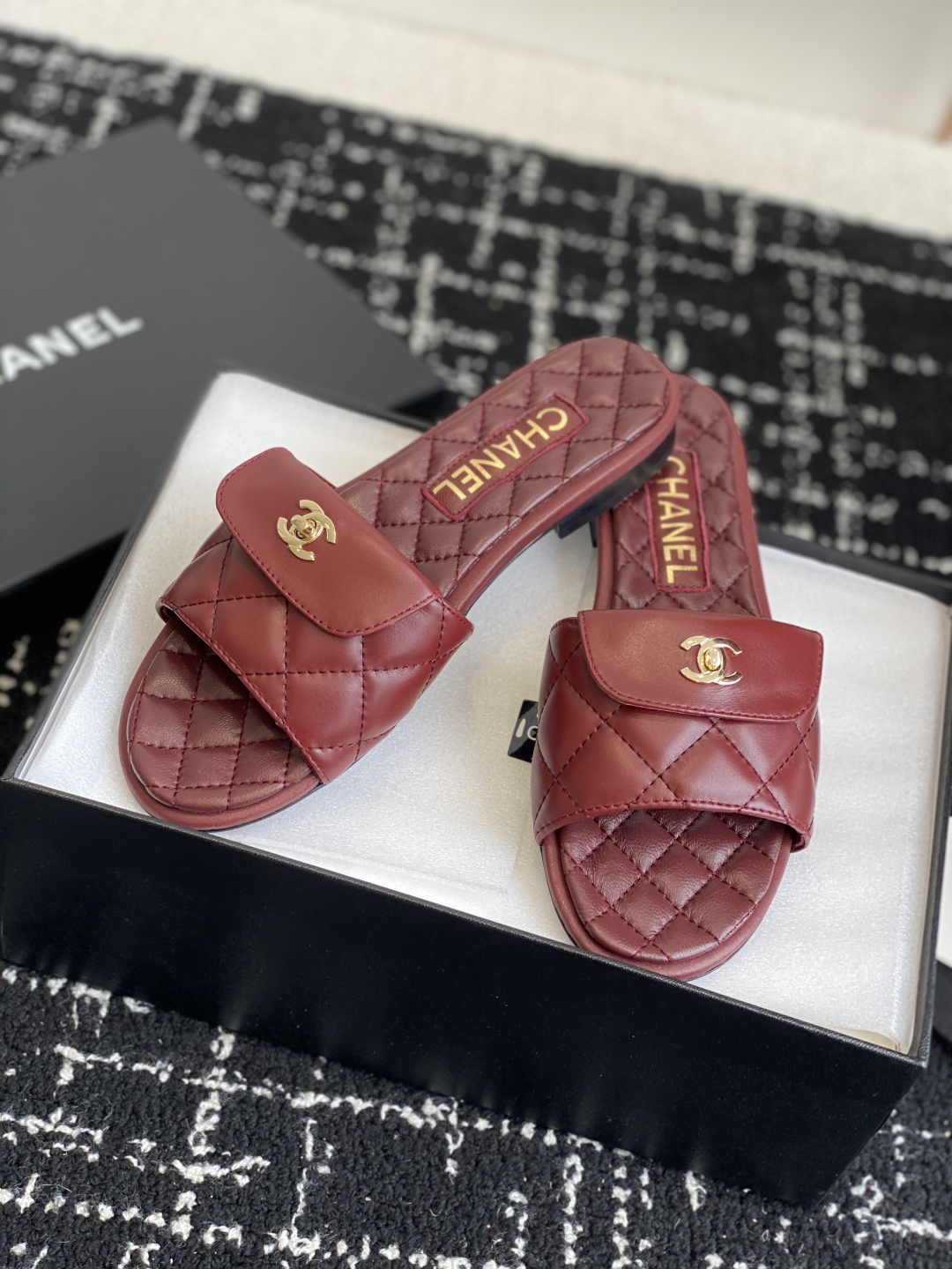 代购级
Chanel 小香 25ss 春夏新品度假 羊皮 懒人拖 

小香的一款全新设计 鞋面搭配双C五