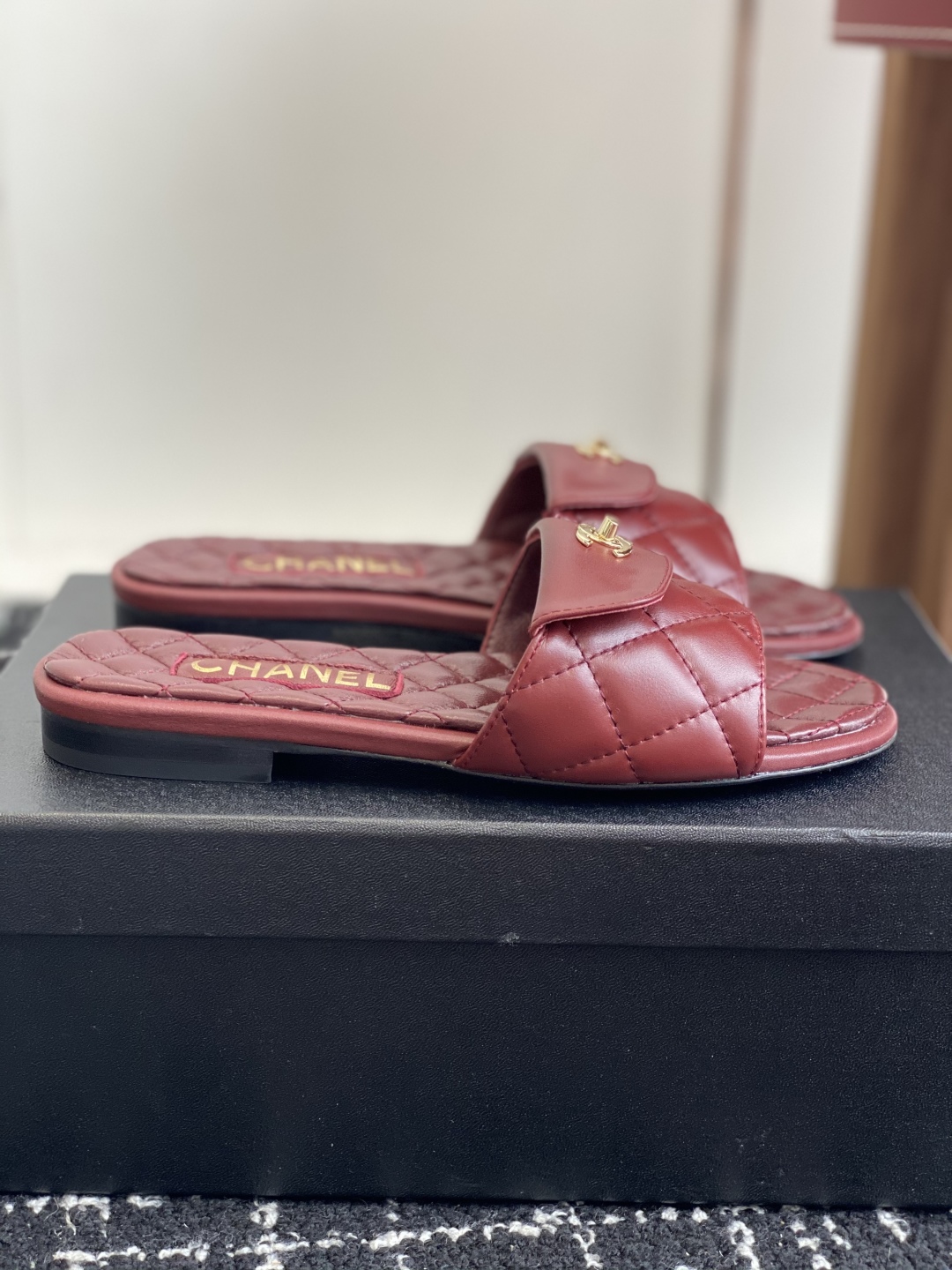 代购级
Chanel 小香 25ss 春夏新品度假 羊皮 懒人拖 

小香的一款全新设计 鞋面搭配双C五