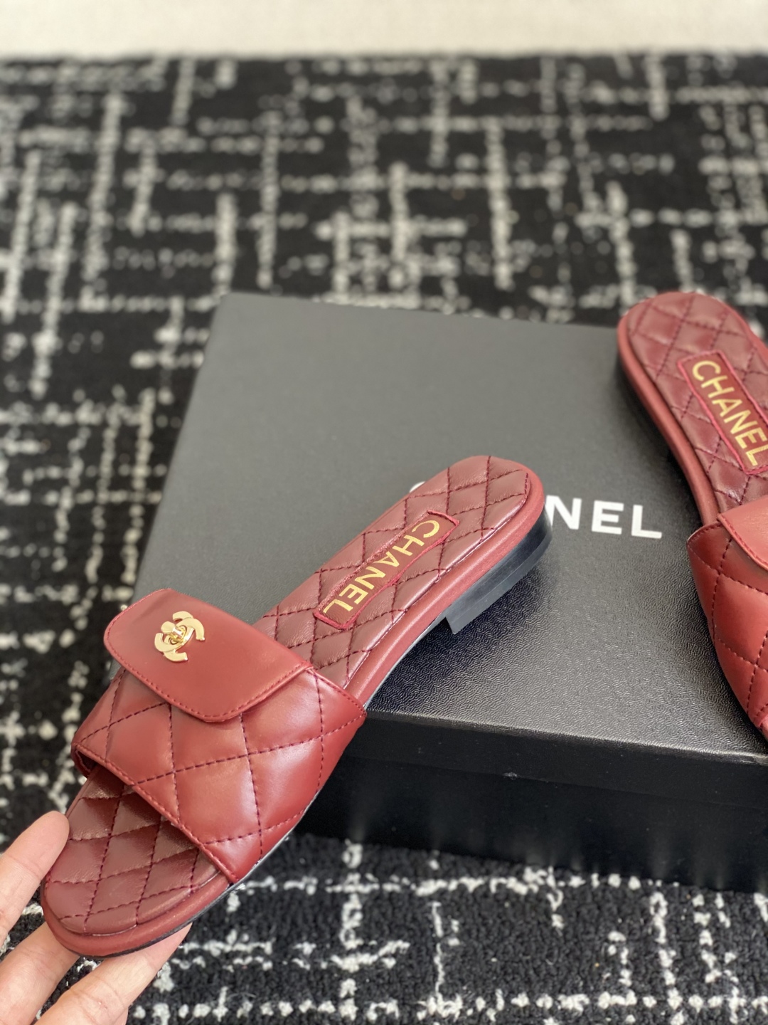 代购级
Chanel 小香 25ss 春夏新品度假 羊皮 懒人拖 

小香的一款全新设计 鞋面搭配双C五