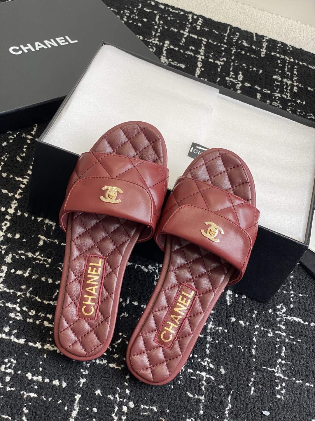 代购级
Chanel 小香 25ss 春夏新品度假 羊皮 懒人拖 

小香的一款全新设计 鞋面搭配双C五