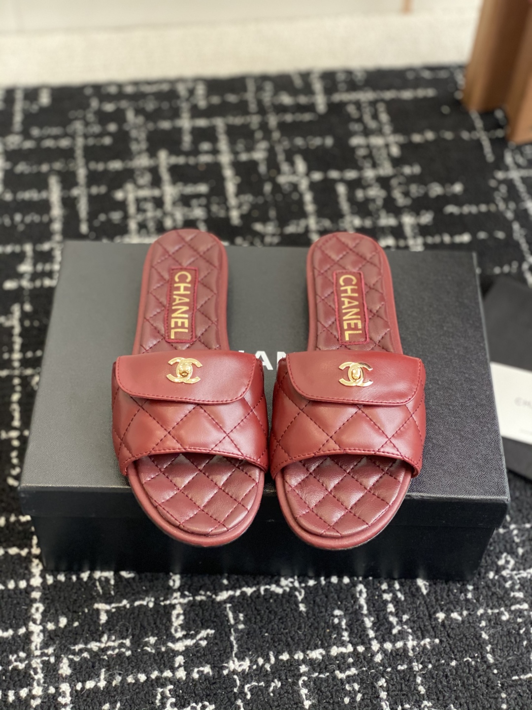 代购级
Chanel 小香 25ss 春夏新品度假 羊皮 懒人拖 

小香的一款全新设计 鞋面搭配双C五