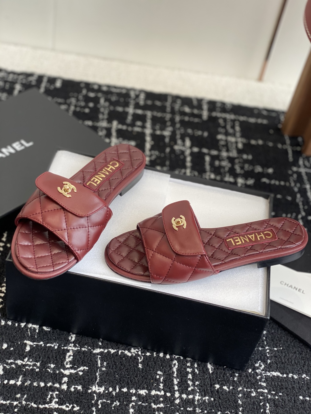 代购级
Chanel 小香 25ss 春夏新品度假 羊皮 懒人拖 

小香的一款全新设计 鞋面搭配双C五